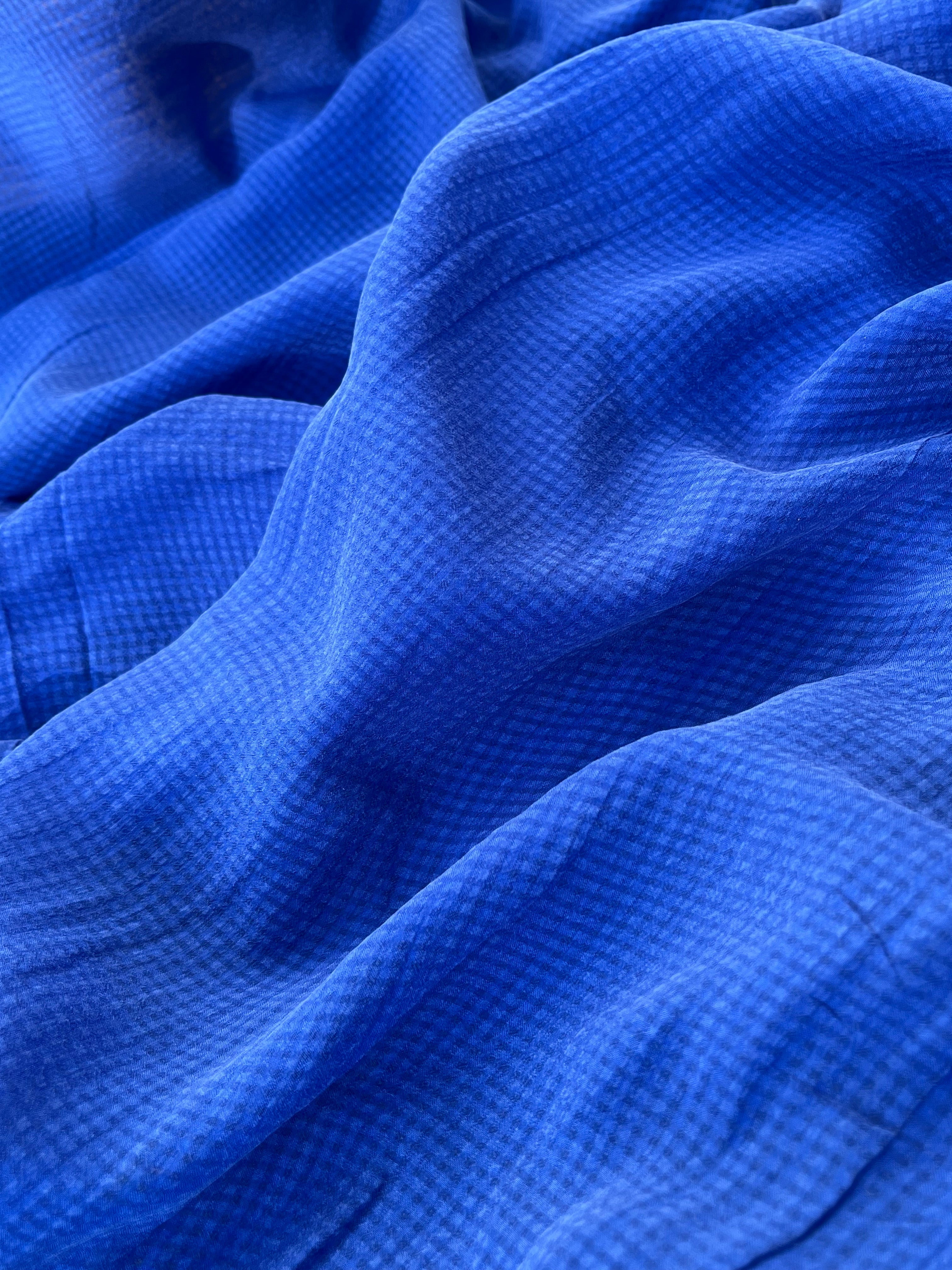 Transparent Bleu Marine Gingham À Motifs Stoned Silk Satin Pure Soie, Soie par cour, Mousseline de soie, Soie de mûrier, Yardage de soie, Soie lourde, Tissu de soie de luxe. 12 mm/ 143 cm de largeur.