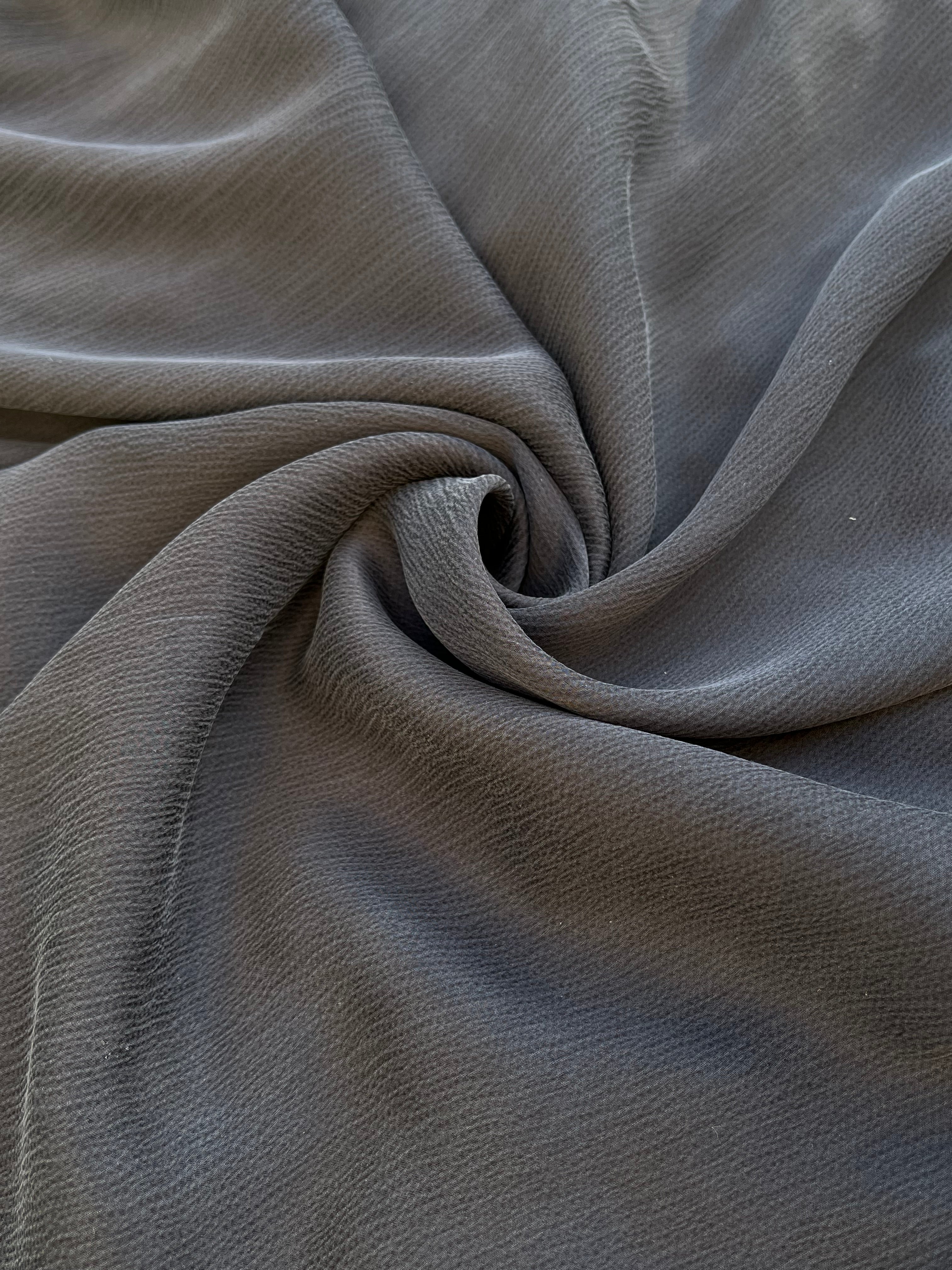 Stoned Grey Crinkle Effect Satin Pure Silk, Soie par cour, Mousseline de soie, Soie de mûrier, Yardage de soie, Soie lourde, Tissu de soie de luxe. 18 mm/ 135 cm de largeur.