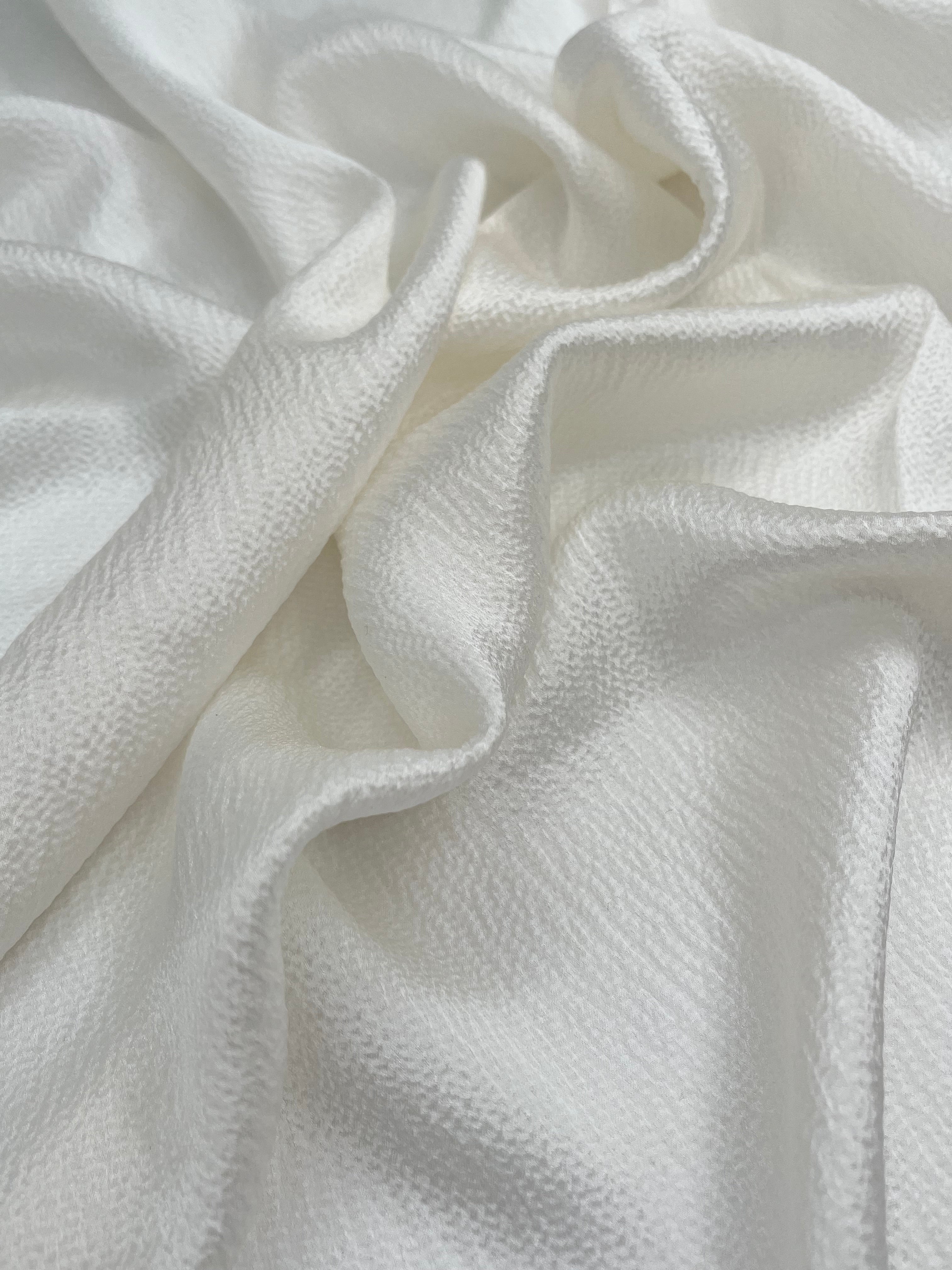 Soie pure satinée effet froissé blanc, soie par cour, mousseline de soie, soie de mûrier, yardage de soie, soie lourde, tissu de soie de luxe. 18 mm/ 135 cm de largeur.