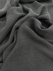 Stoned Grey Crinkle Effect Satin Pure Silk, Soie par cour, Mousseline de soie, Soie de mûrier, Yardage de soie, Soie lourde, Tissu de soie de luxe. 18 mm/ 135 cm de largeur.