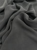 Stoned Grey Crinkle Effect Satin Pure Silk, Soie par cour, Mousseline de soie, Soie de mûrier, Yardage de soie, Soie lourde, Tissu de soie de luxe. 18 mm/ 135 cm de largeur.