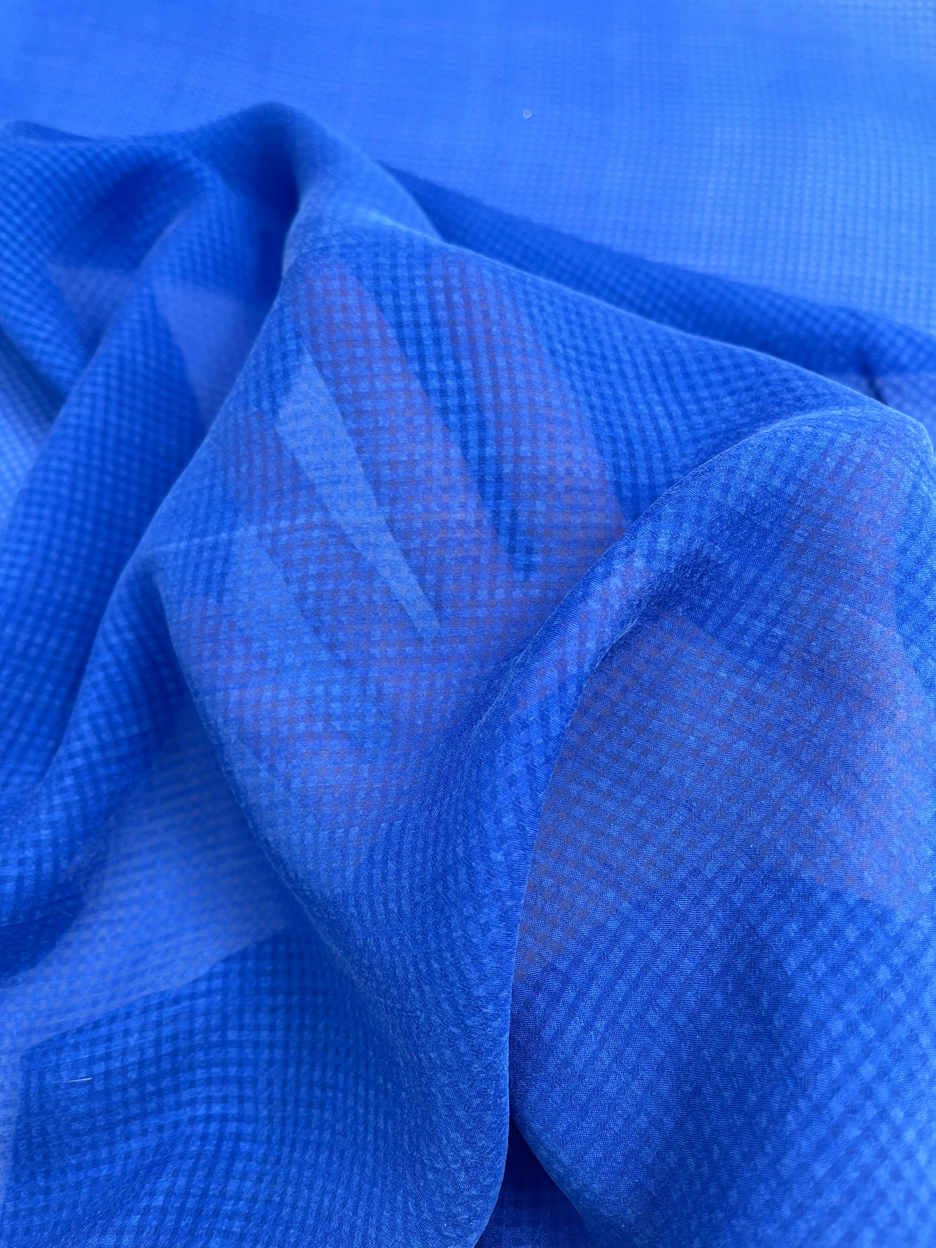 Transparent Bleu Marine Gingham À Motifs Stoned Silk Satin Pure Soie, Soie par cour, Mousseline de soie, Soie de mûrier, Yardage de soie, Soie lourde, Tissu de soie de luxe. 12 mm/ 143 cm de largeur.