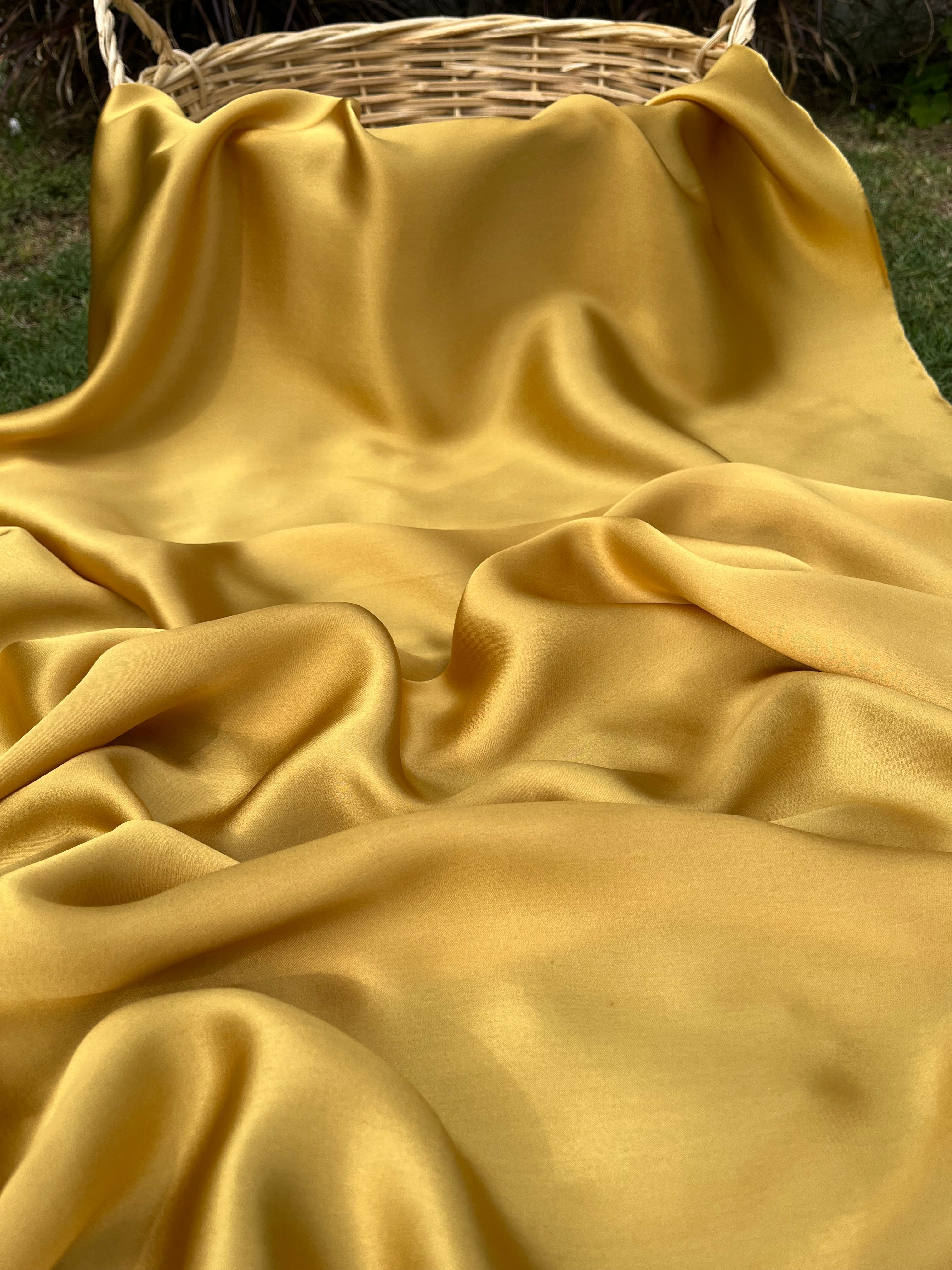 Soie pure satin jaune or, soie par cour, mousseline de soie, soie de mûrier, yardage de soie, soie lourde, tissu de soie de luxe. 14 mm/ 135 cm de largeur.