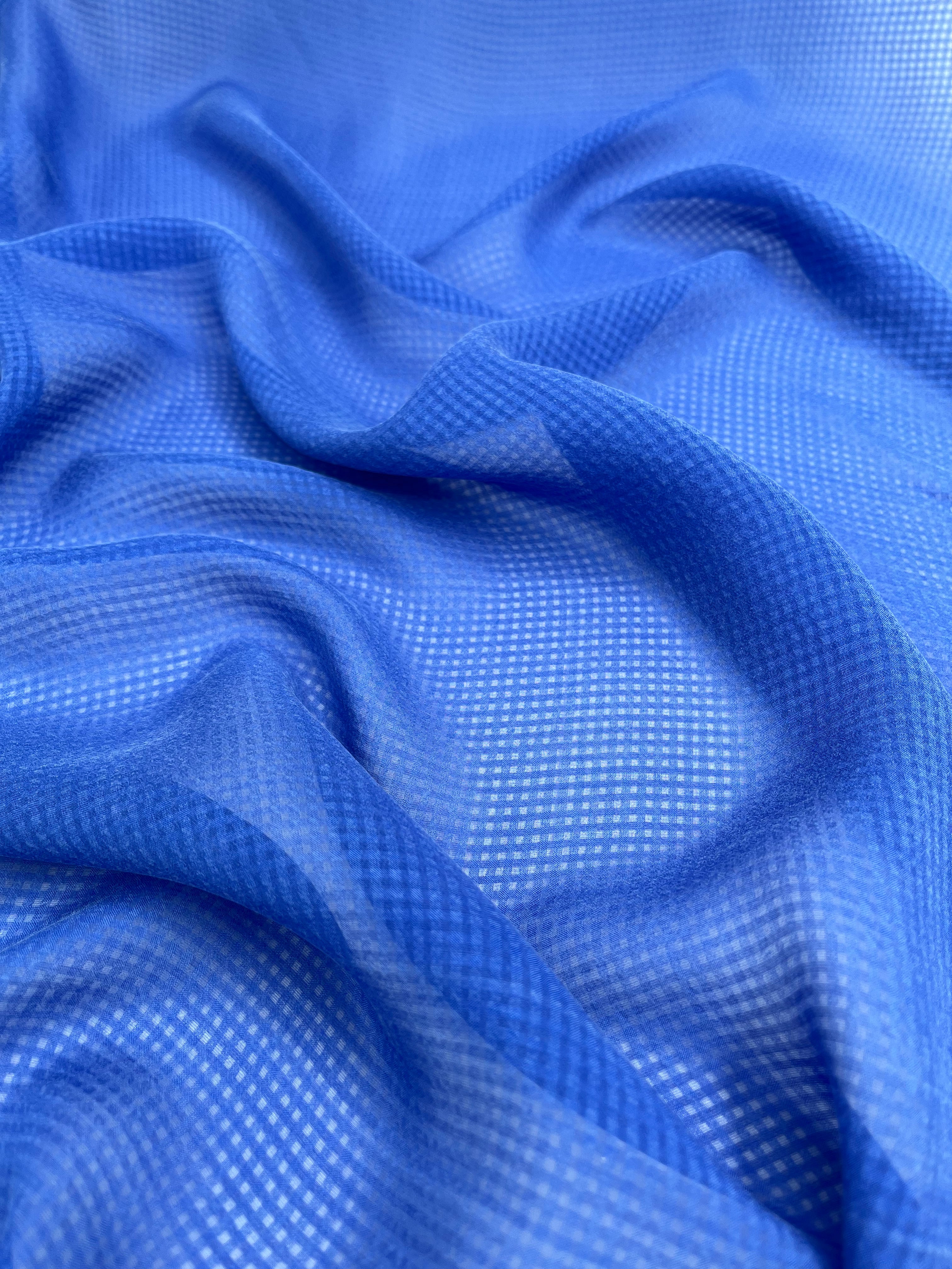 Transparent Bleu Marine Gingham À Motifs Stoned Silk Satin Pure Soie, Soie par cour, Mousseline de soie, Soie de mûrier, Yardage de soie, Soie lourde, Tissu de soie de luxe. 12 mm/ 143 cm de largeur.