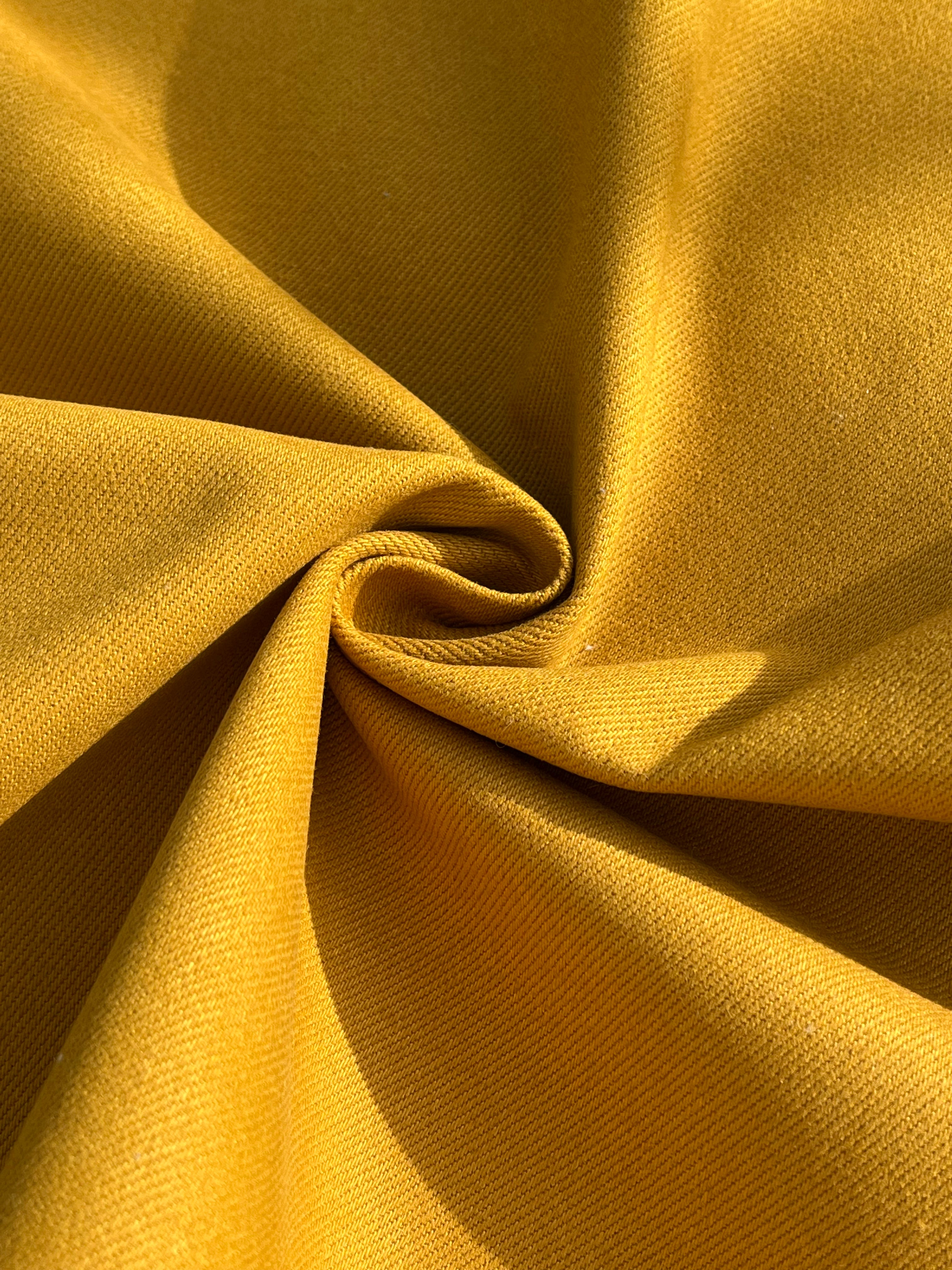 Tissu en coton épais adouci jaune moutarde par cour 400/m2 - Rembourrage de style français - Tissus d'ameublement naturels. %100 Coton - 150 cm de largeur. Gabardine de coton.