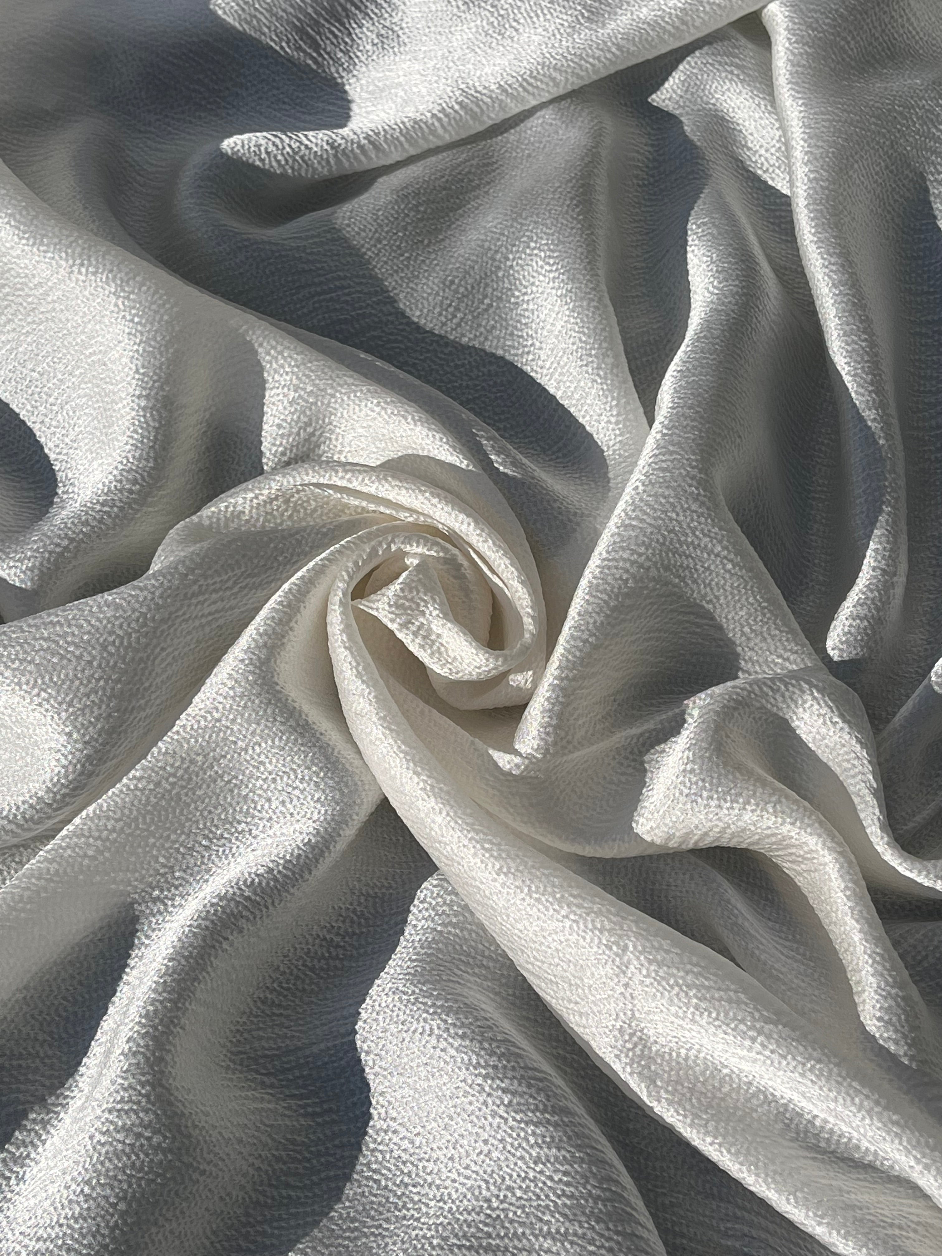 Soie pure satinée effet froissé blanc, soie par cour, mousseline de soie, soie de mûrier, yardage de soie, soie lourde, tissu de soie de luxe. 18 mm/ 135 cm de largeur.