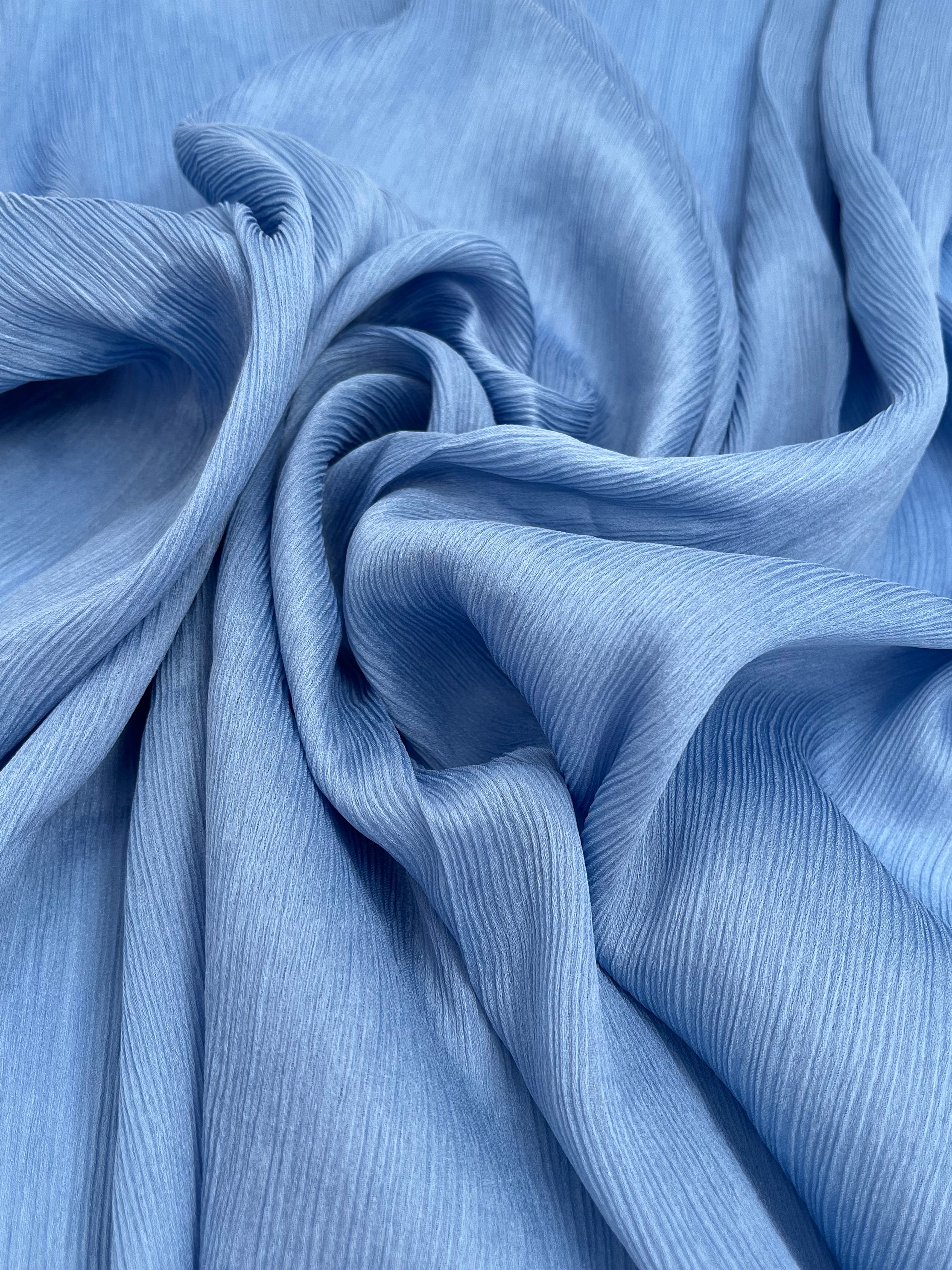 Bleu clair, soie par cour, soie naturelle, mousseline de soie, soie de mûrier, voile de soie, yardage de soie, soie froissée, soie à carreaux, soie texturée.