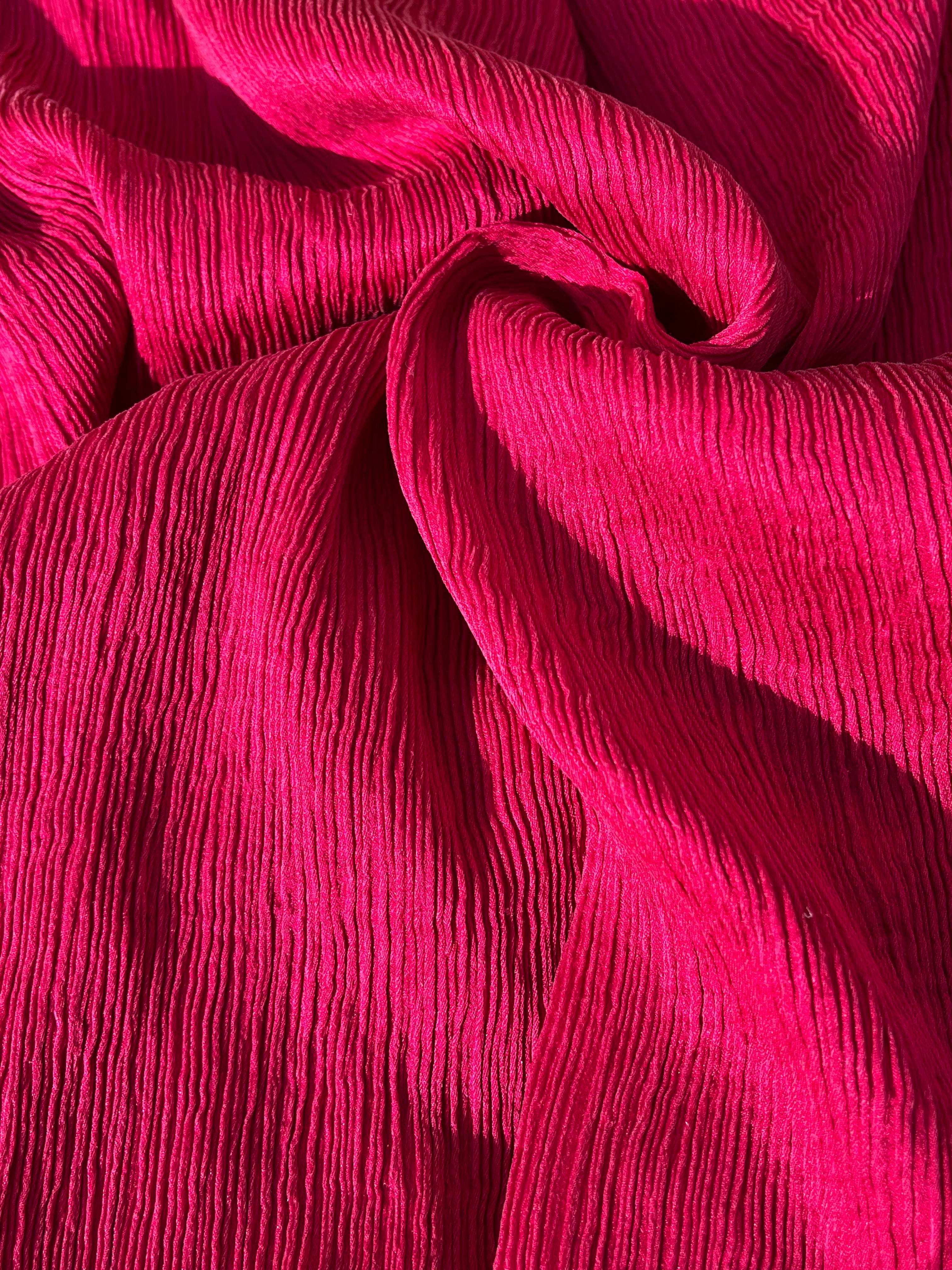 Soie rose fuschia par cour, soie naturelle, mousseline de soie, soie de mûrier, voile de soie, yardage de soie, soie froissée, soie à carreaux, soie texturée.