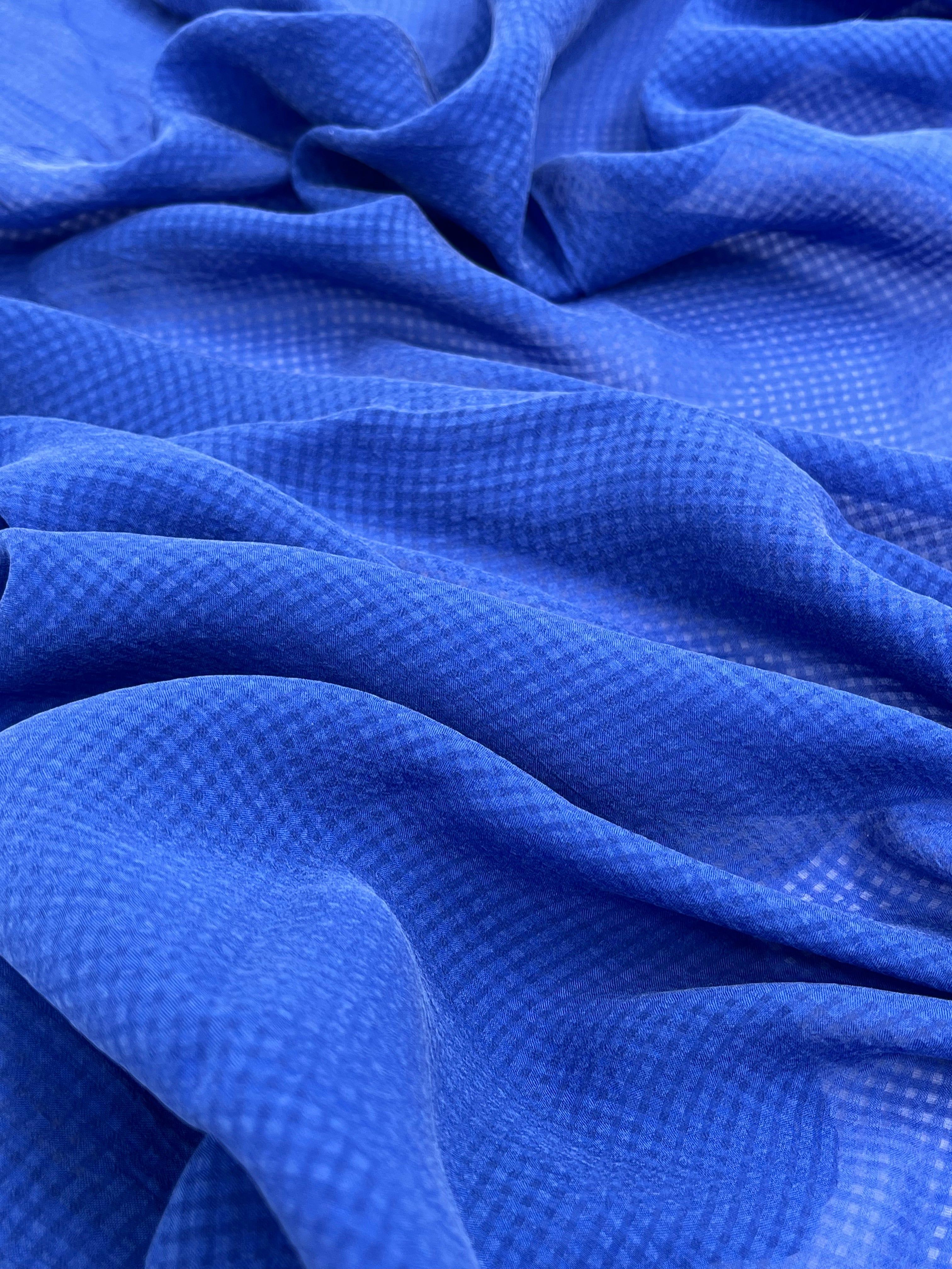 Transparent Bleu Marine Gingham À Motifs Stoned Silk Satin Pure Soie, Soie par cour, Mousseline de soie, Soie de mûrier, Yardage de soie, Soie lourde, Tissu de soie de luxe. 12 mm/ 143 cm de largeur.