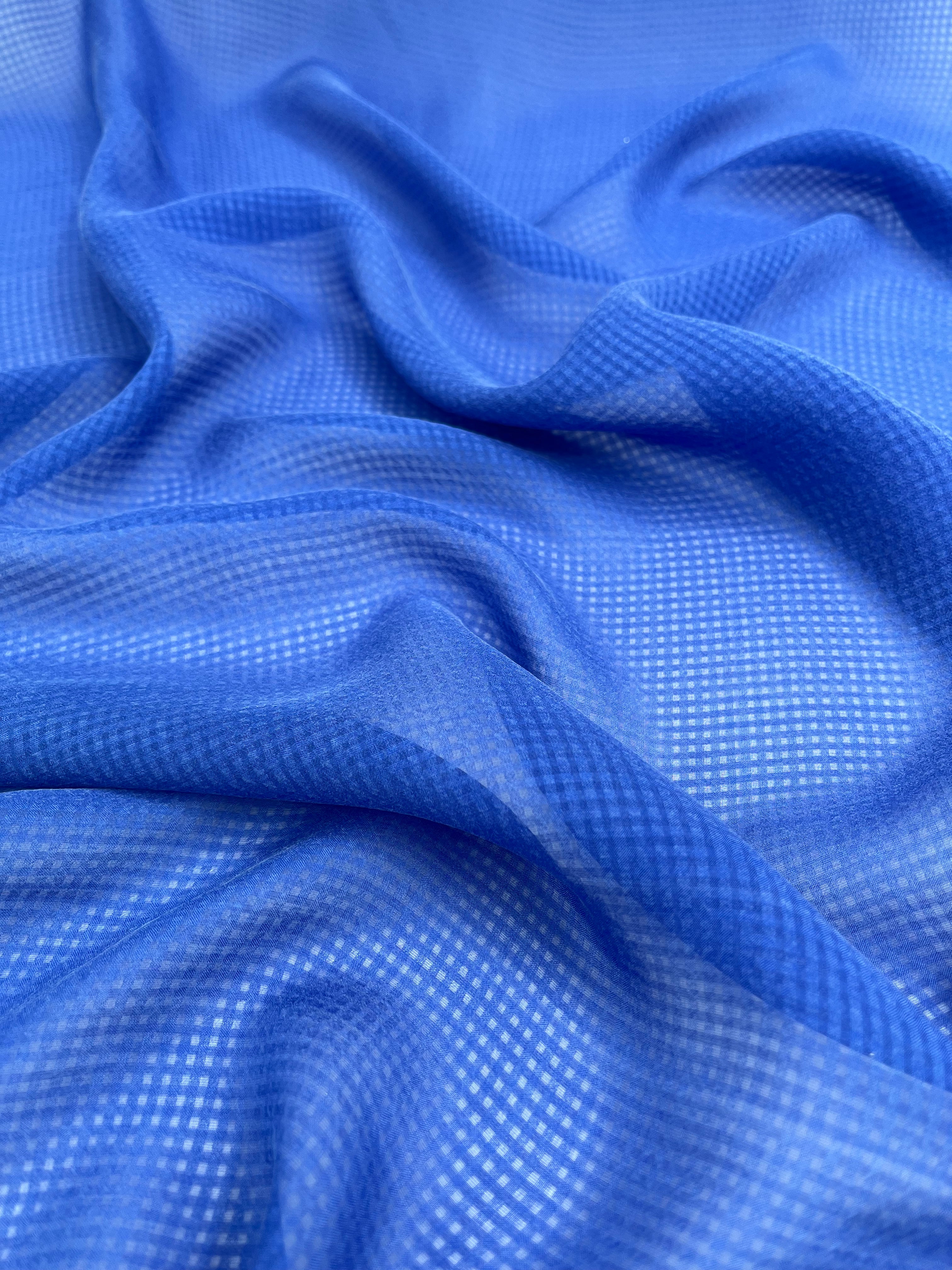 Transparent Bleu Marine Gingham À Motifs Stoned Silk Satin Pure Soie, Soie par cour, Mousseline de soie, Soie de mûrier, Yardage de soie, Soie lourde, Tissu de soie de luxe. 12 mm/ 143 cm de largeur.