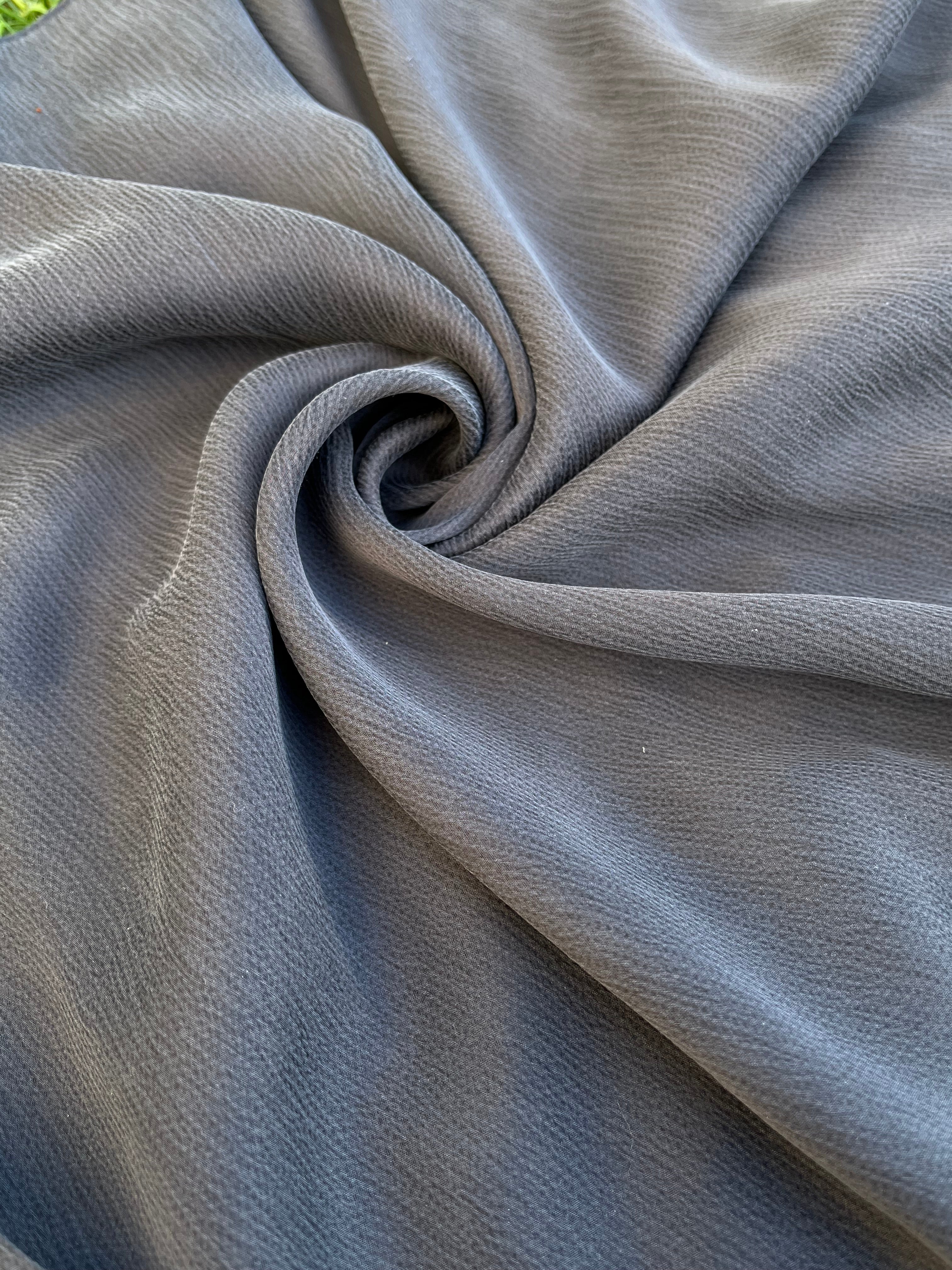 Stoned Grey Crinkle Effect Satin Pure Silk, Soie par cour, Mousseline de soie, Soie de mûrier, Yardage de soie, Soie lourde, Tissu de soie de luxe. 18 mm/ 135 cm de largeur.