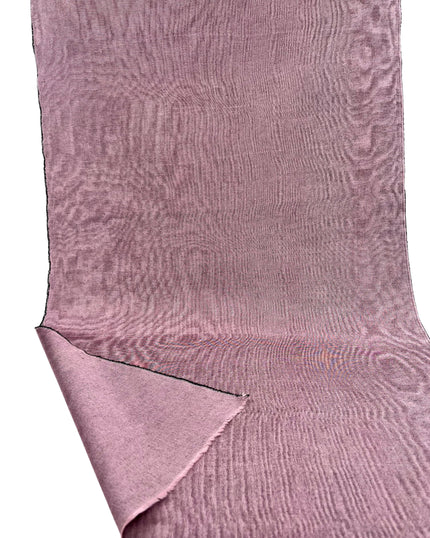 Rembourrage luxueux en soie rose pastel pour tête de lit ottoman, tissus d'intérieur pour textiles de maison : housses d'oreiller, motifs inspirés du kimono, motifs en filigrane.