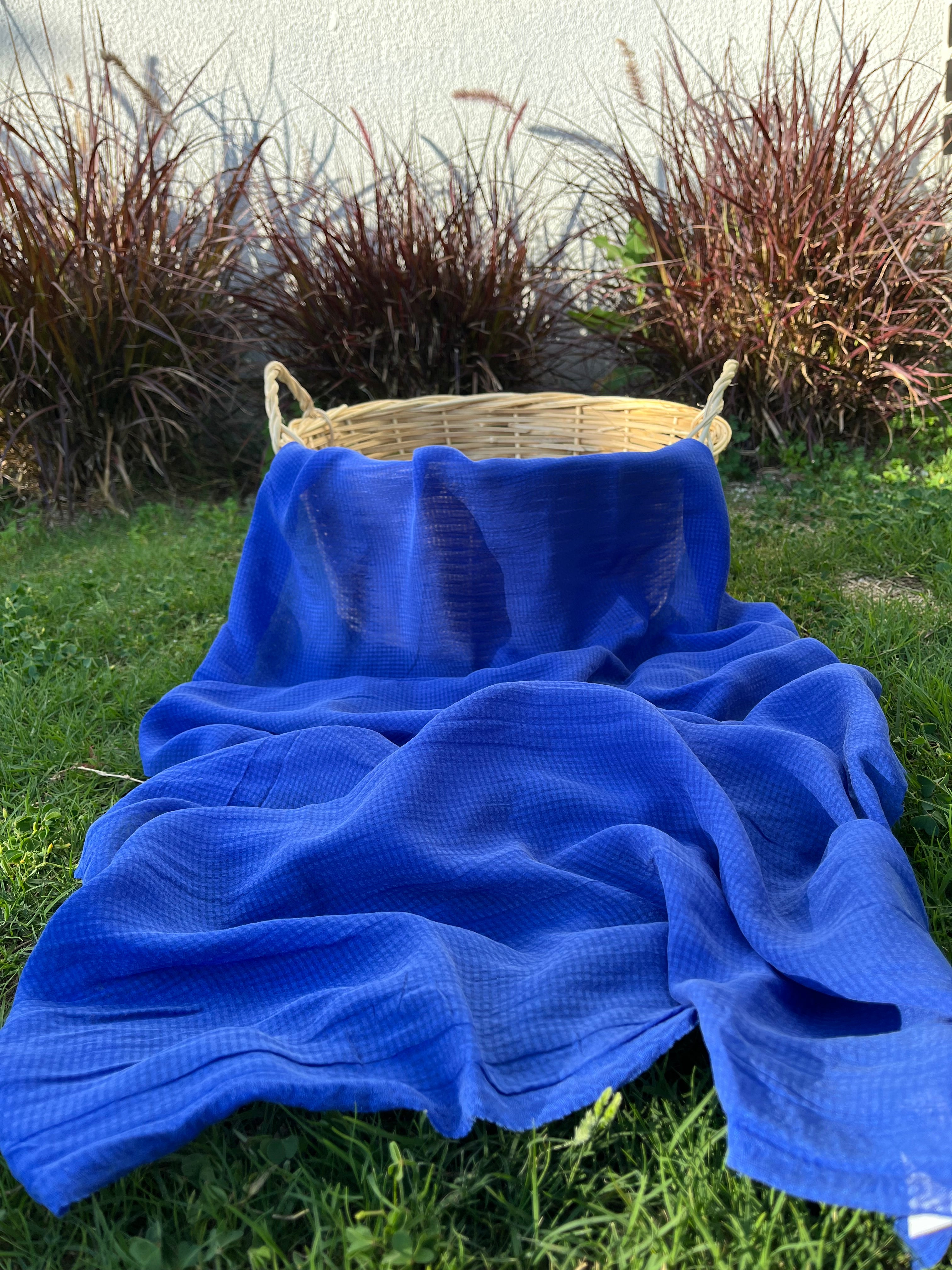 Transparent Bleu Marine Gingham À Motifs Stoned Silk Satin Pure Soie, Soie par cour, Mousseline de soie, Soie de mûrier, Yardage de soie, Soie lourde, Tissu de soie de luxe. 12 mm/ 143 cm de largeur.