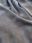 Stoned Grey Crinkle Effect Satin Pure Silk, Soie par cour, Mousseline de soie, Soie de mûrier, Yardage de soie, Soie lourde, Tissu de soie de luxe. 18 mm/ 135 cm de largeur.