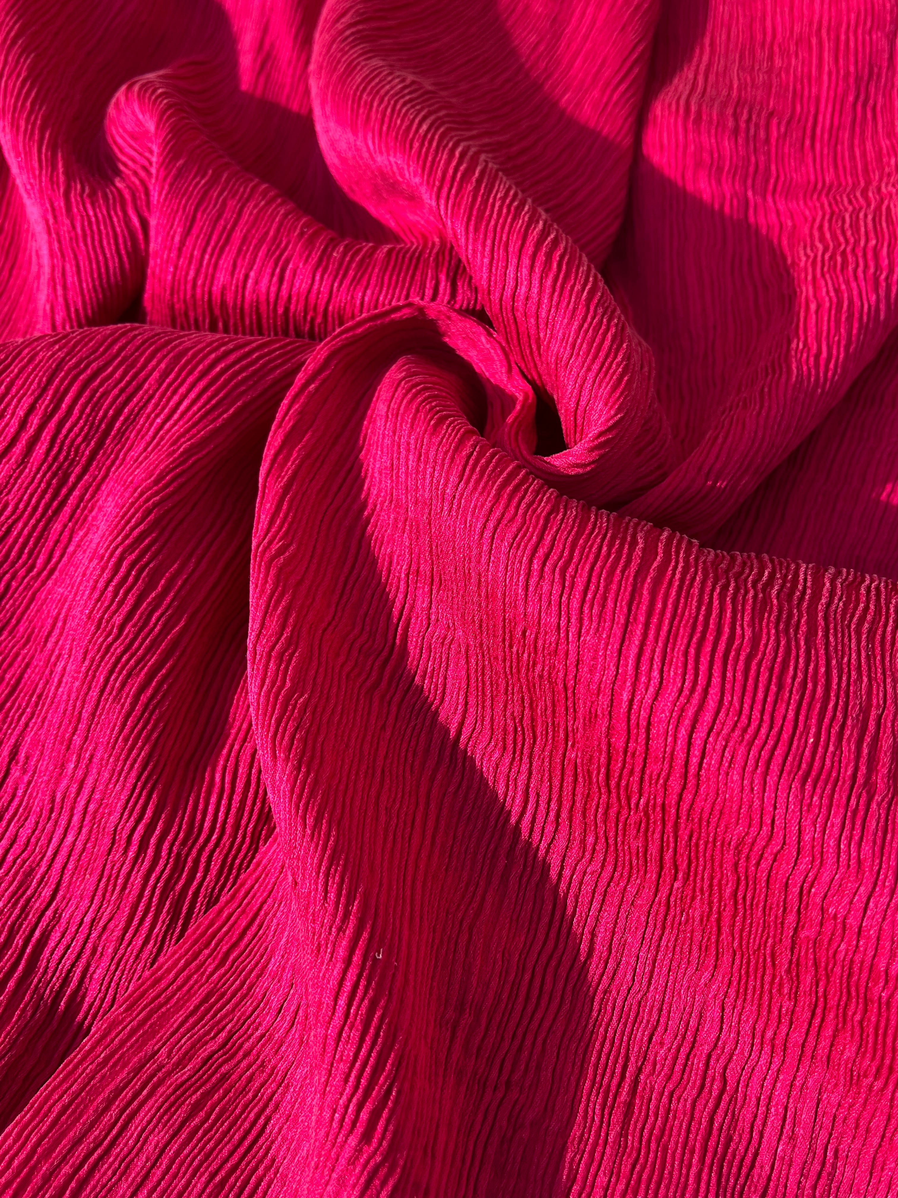 Soie rose fuschia par cour, soie naturelle, mousseline de soie, soie de mûrier, voile de soie, yardage de soie, soie froissée, soie à carreaux, soie texturée.