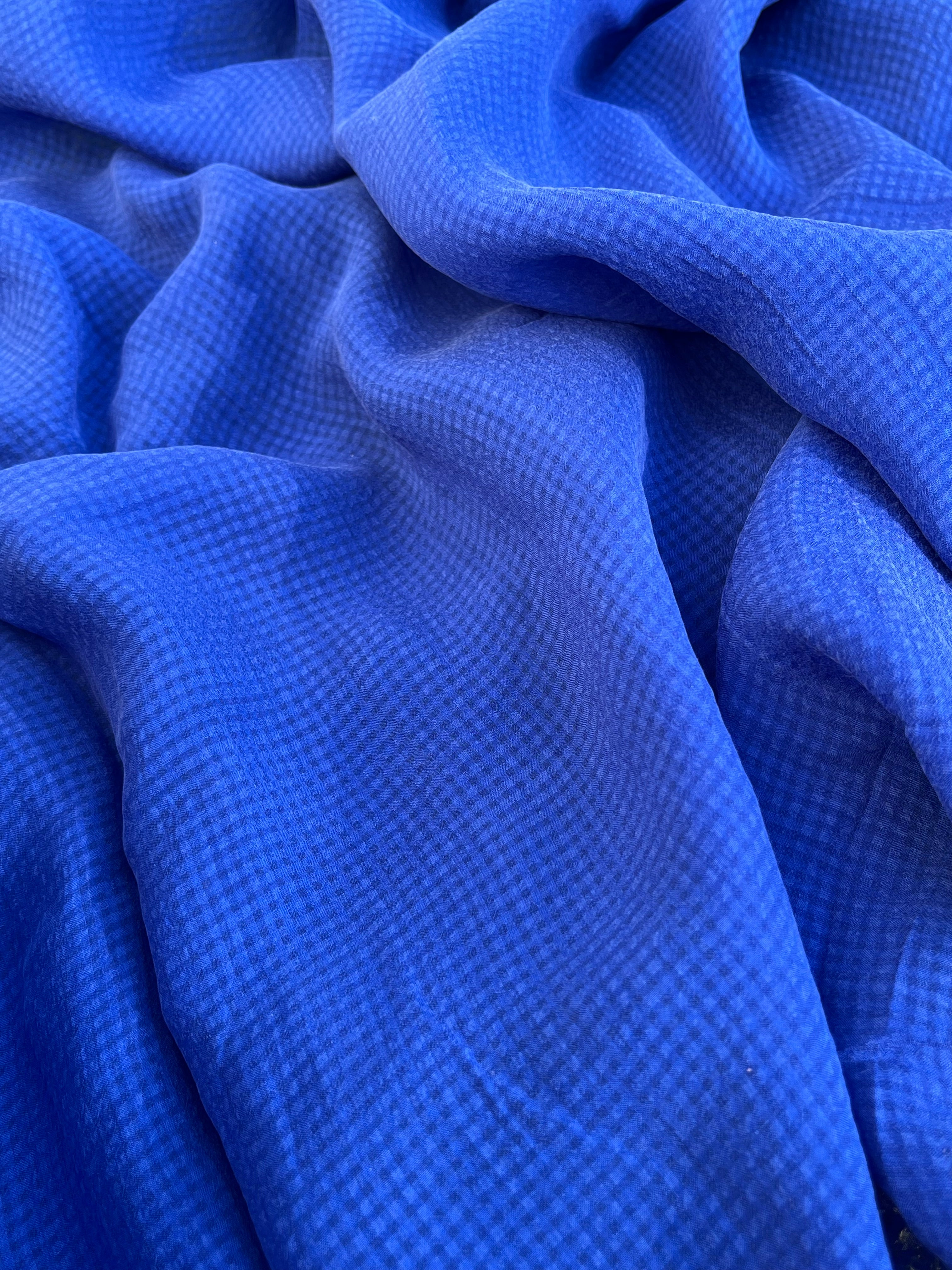 Transparent Bleu Marine Gingham À Motifs Stoned Silk Satin Pure Soie, Soie par cour, Mousseline de soie, Soie de mûrier, Yardage de soie, Soie lourde, Tissu de soie de luxe. 12 mm/ 143 cm de largeur.