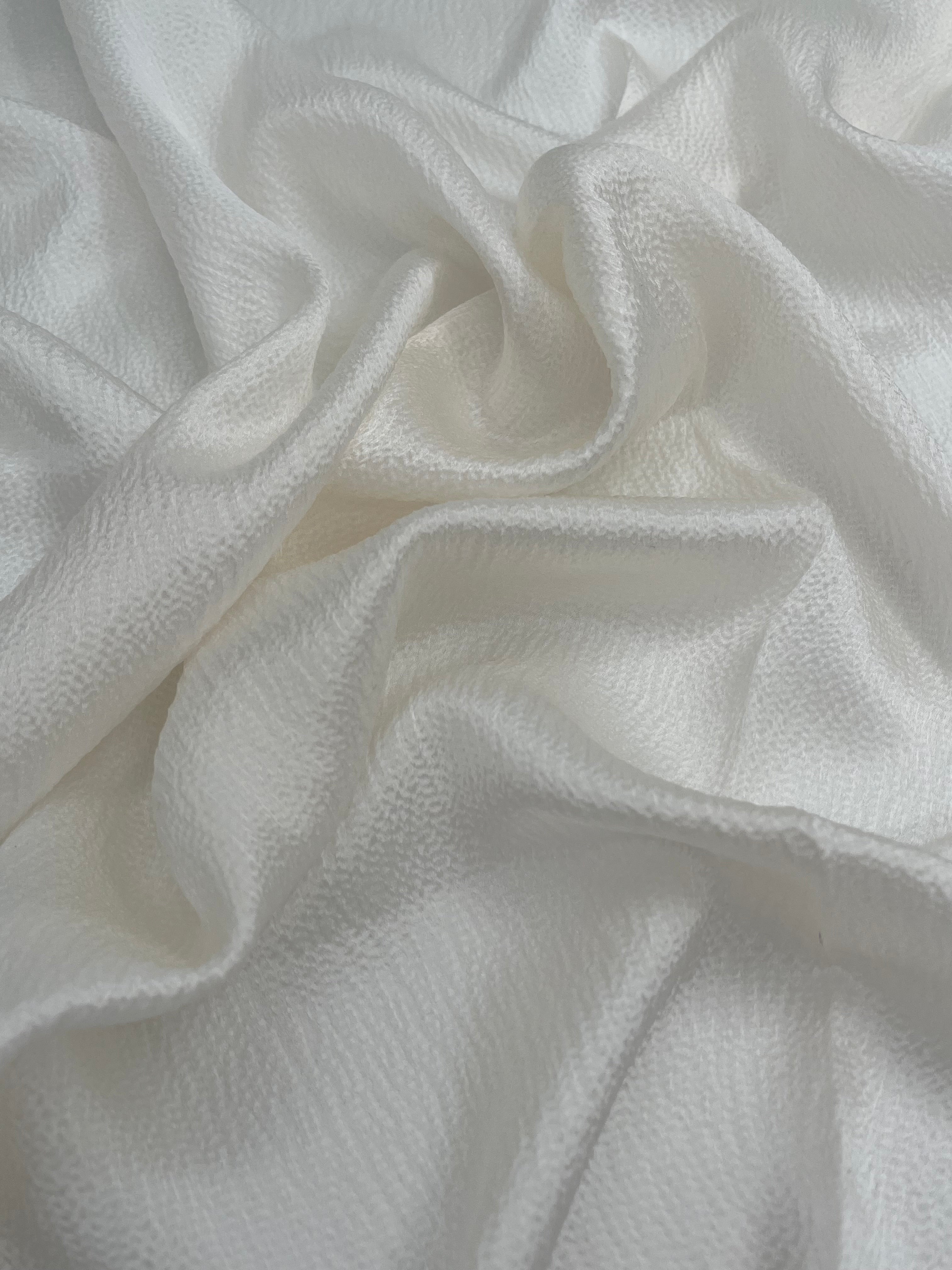 Soie pure satinée effet froissé blanc, soie par cour, mousseline de soie, soie de mûrier, yardage de soie, soie lourde, tissu de soie de luxe. 18 mm/ 135 cm de largeur.