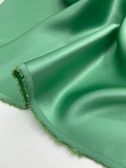 Soie pure satin vert menthe, soie par cour, mousseline de soie, soie de mûrier, yardage de soie, soie lourde, tissu de soie de luxe. 23 mm/ 135 cm de largeur.