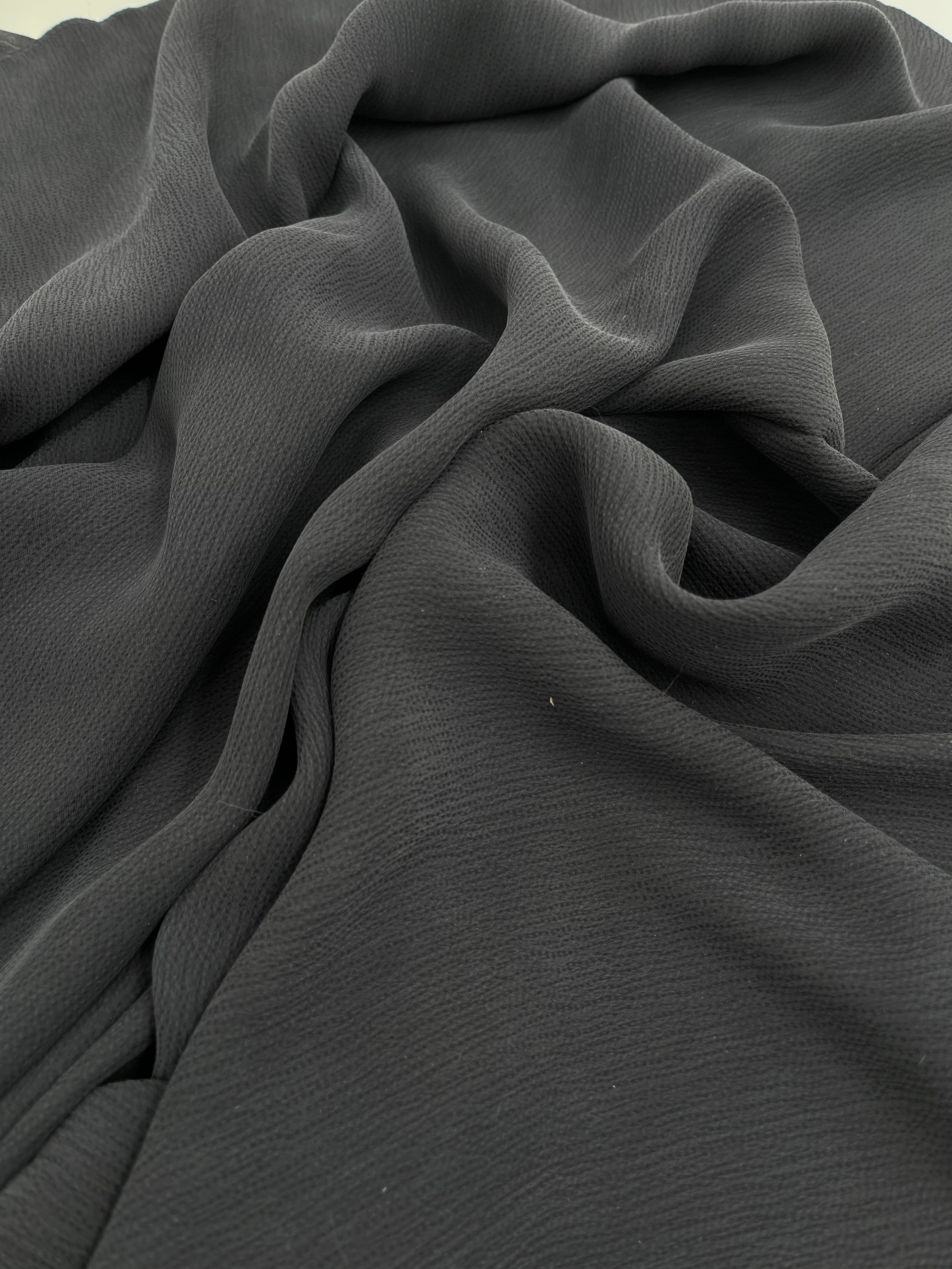 Stoned Grey Crinkle Effect Satin Pure Silk, Soie par cour, Mousseline de soie, Soie de mûrier, Yardage de soie, Soie lourde, Tissu de soie de luxe. 18 mm/ 135 cm de largeur.