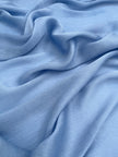 Bleu clair, soie par cour, soie naturelle, mousseline de soie, soie de mûrier, voile de soie, yardage de soie, soie froissée, soie à carreaux, soie texturée.