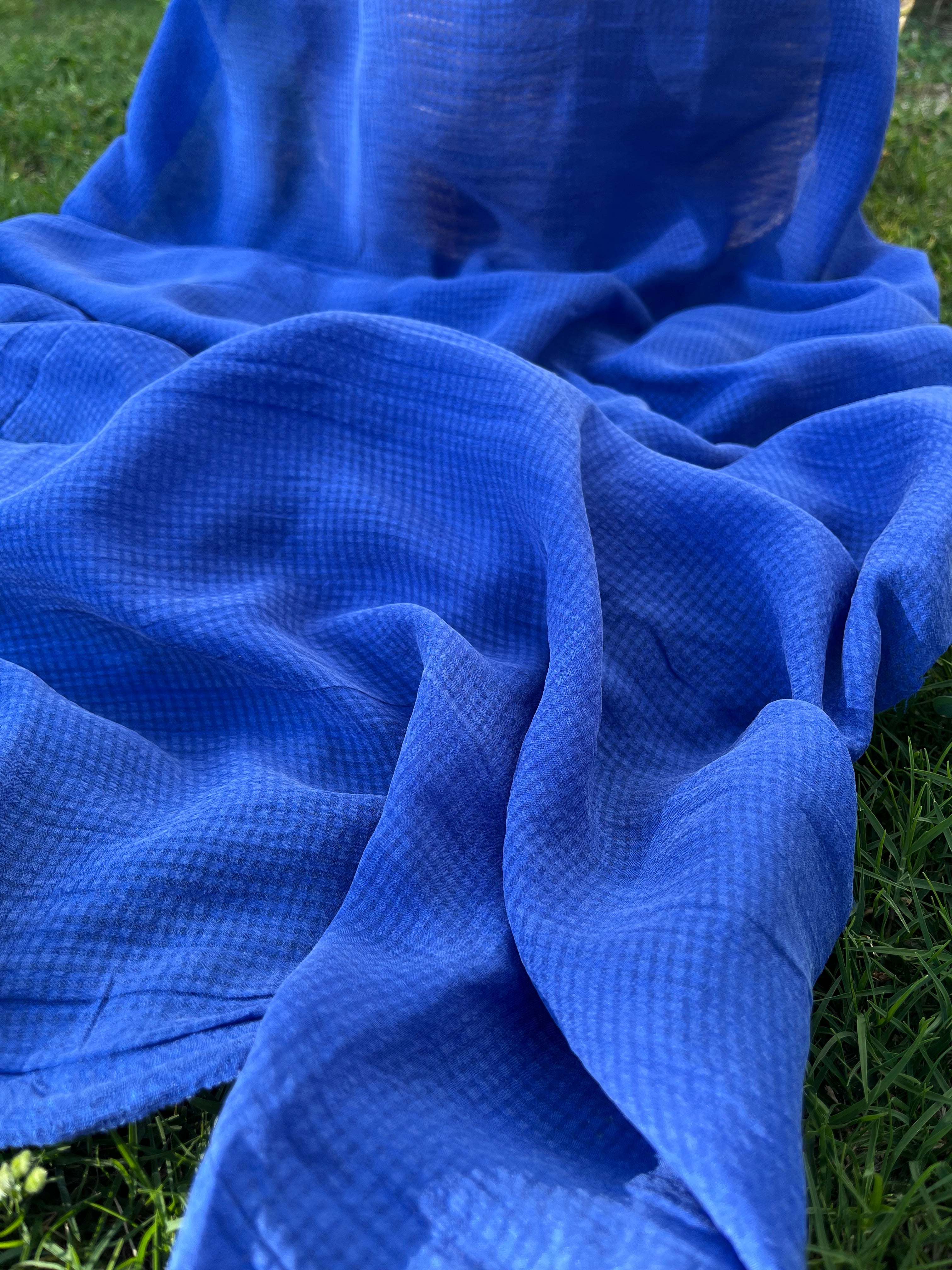 Transparent Bleu Marine Gingham À Motifs Stoned Silk Satin Pure Soie, Soie par cour, Mousseline de soie, Soie de mûrier, Yardage de soie, Soie lourde, Tissu de soie de luxe. 12 mm/ 143 cm de largeur.