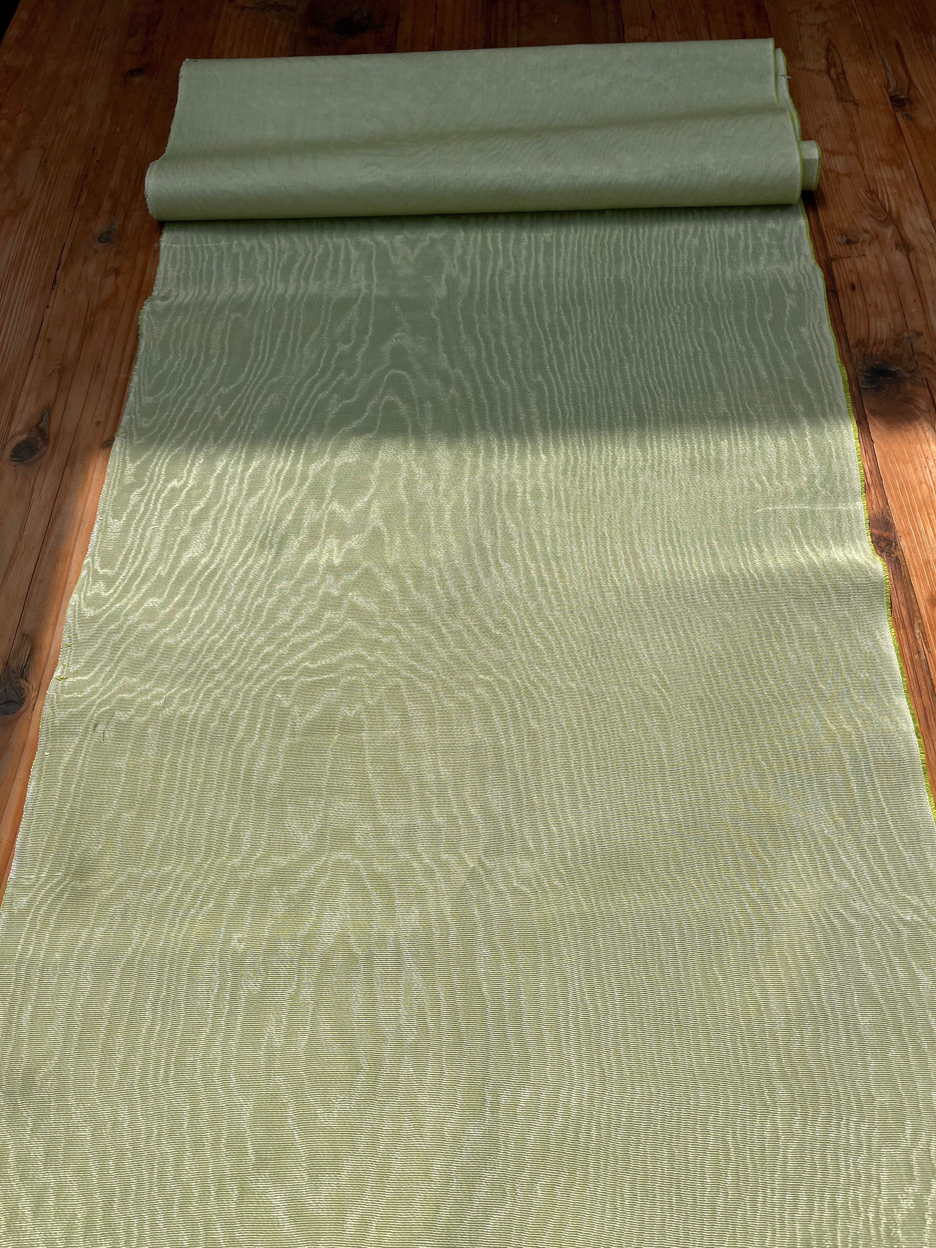 Rembourrage luxueux en soie vert pastel pour tête de lit ottoman, tissus d'intérieur pour textiles de maison : housses d'oreiller, motifs inspirés du kimono, motifs en filigrane.