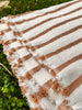 Tissu double face en coton biologique neutre rayé à chevrons au mètre, tissu naturel avec rayures épingles, large largeur.