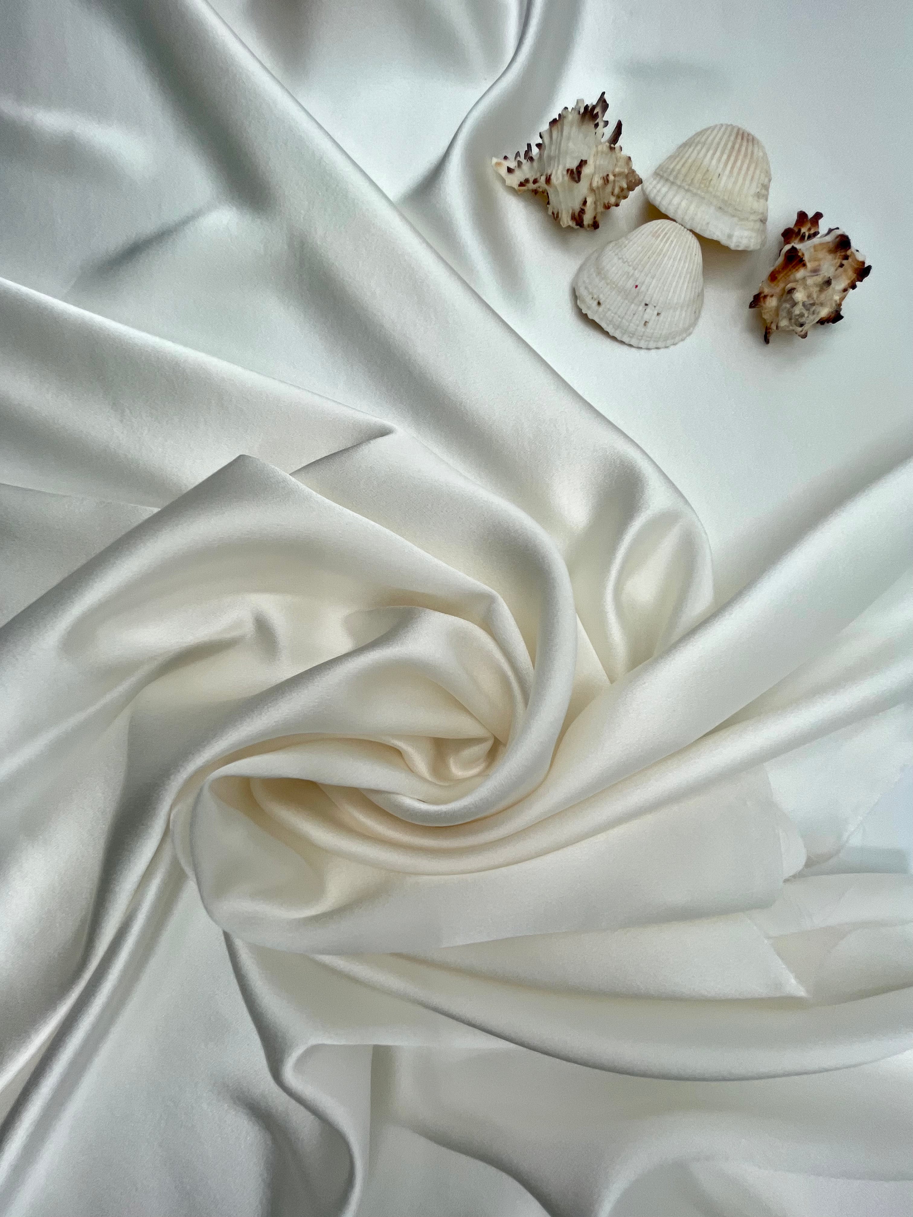 Satin blanc nuptial Pure Soie, Soie par cour, Mousseline de soie, Soie de mûrier, Yardage de soie, Soie lourde, Tissu de soie de luxe.