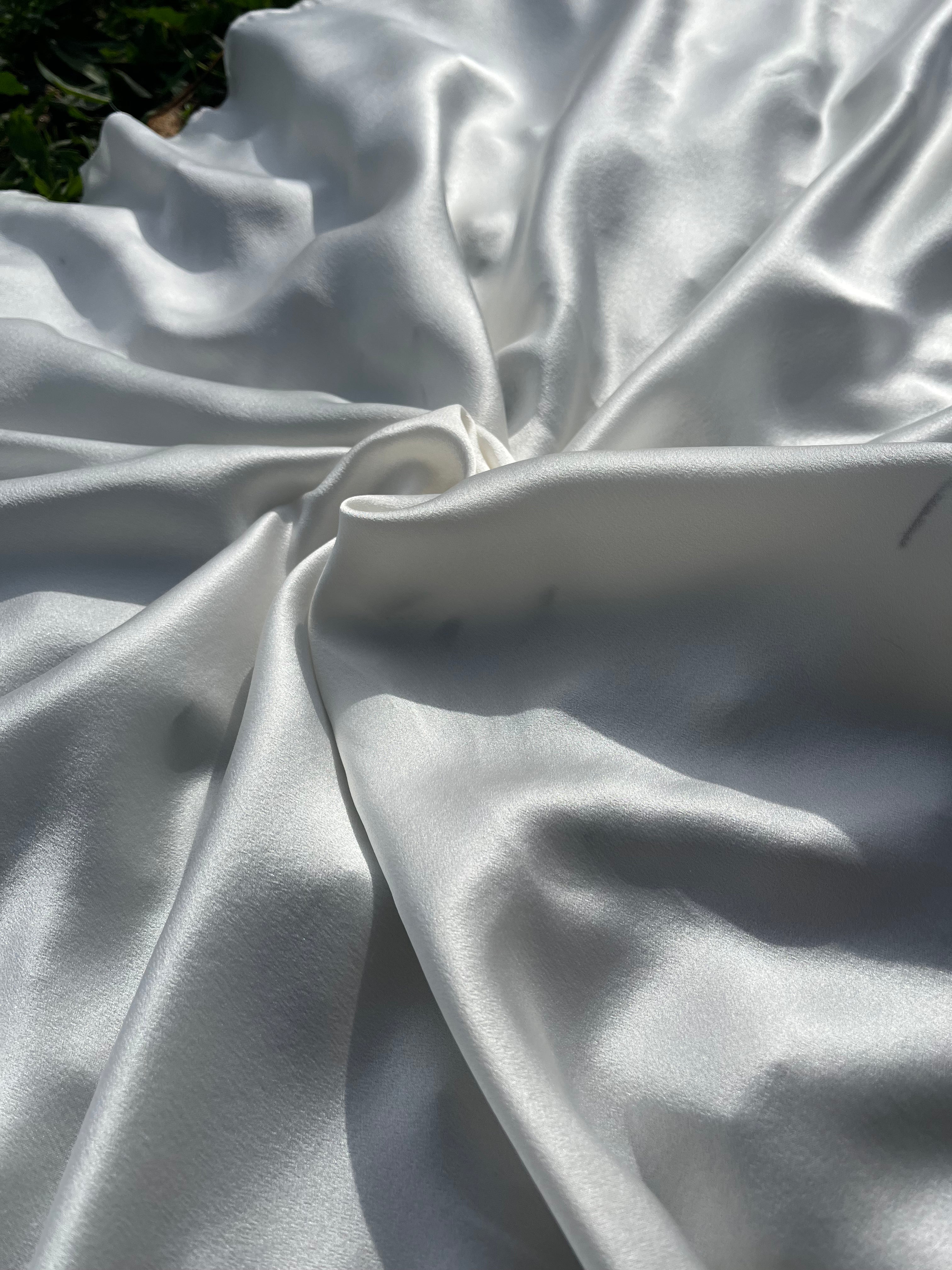 Satin blanc nuptial Pure Soie, Soie par cour, Mousseline de soie, Soie de mûrier, Yardage de soie, Soie lourde, Tissu de soie de luxe.