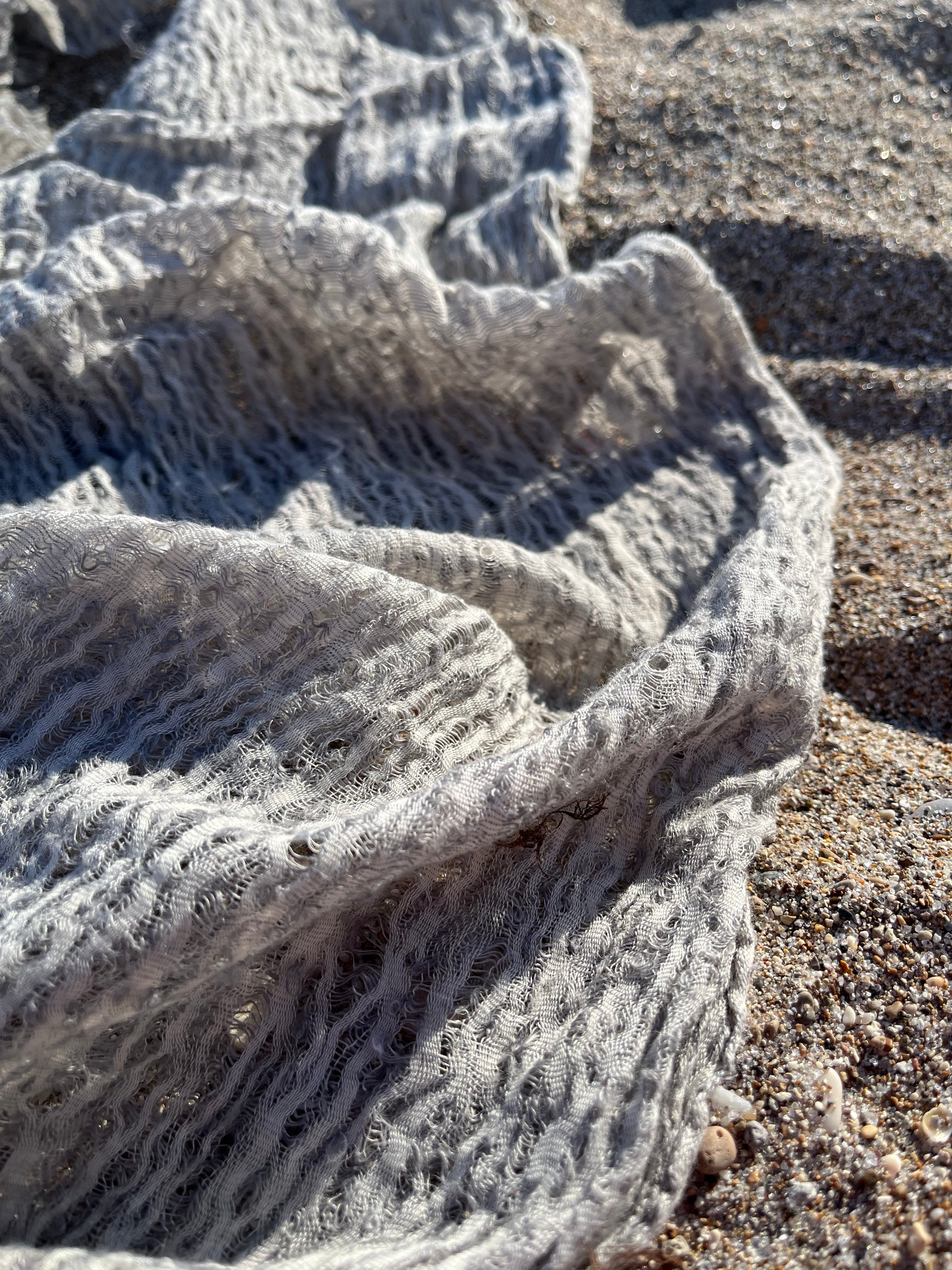 Tissu en lin gris clair par cour, tissu en coton biologique, tissus naturels semi-transparents texturés.