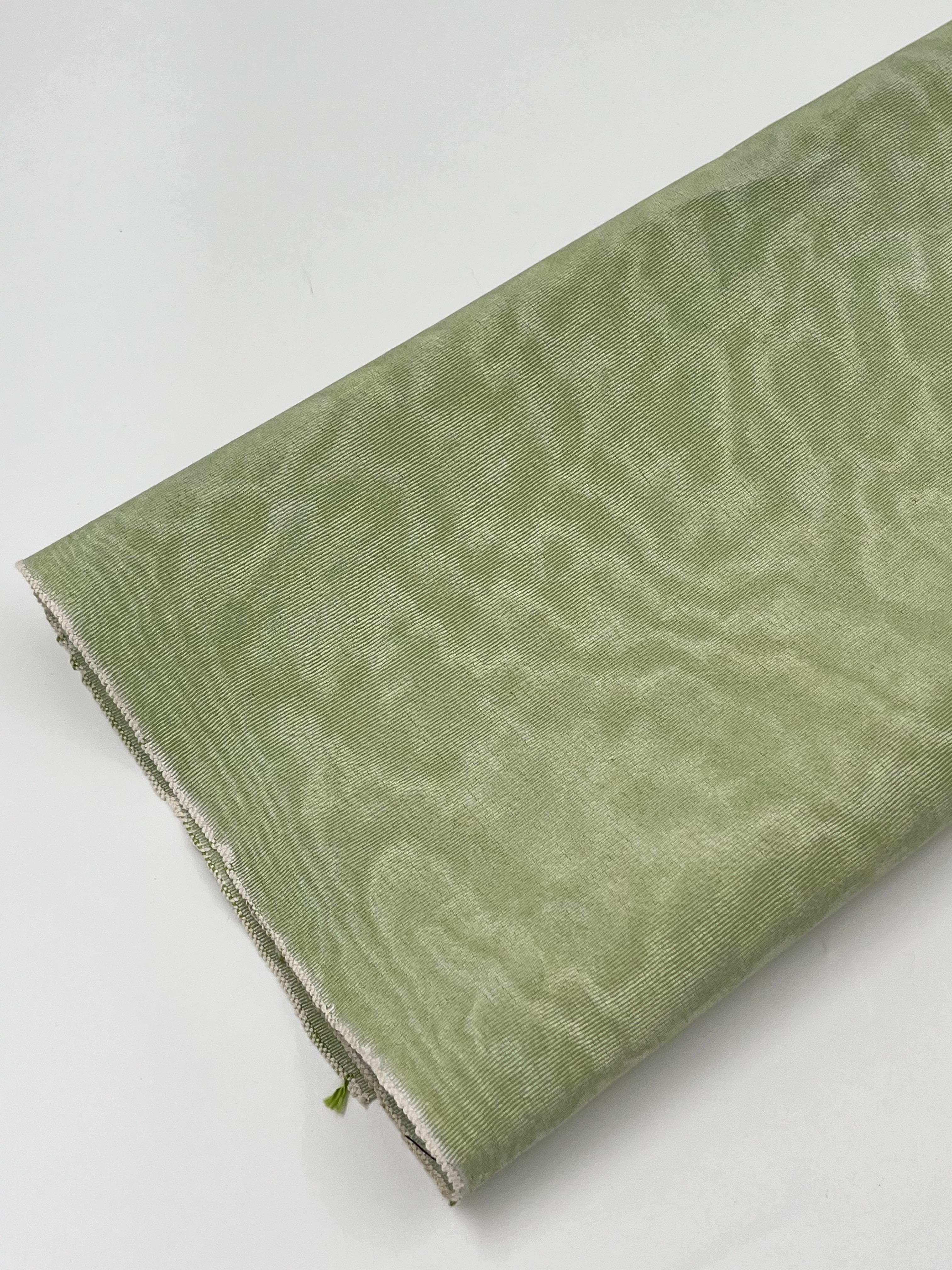 Rembourrage luxueux en soie vert pastel pour tête de lit ottoman, tissus d'intérieur pour textiles de maison : housses d'oreiller, motifs inspirés du kimono, motifs en filigrane.