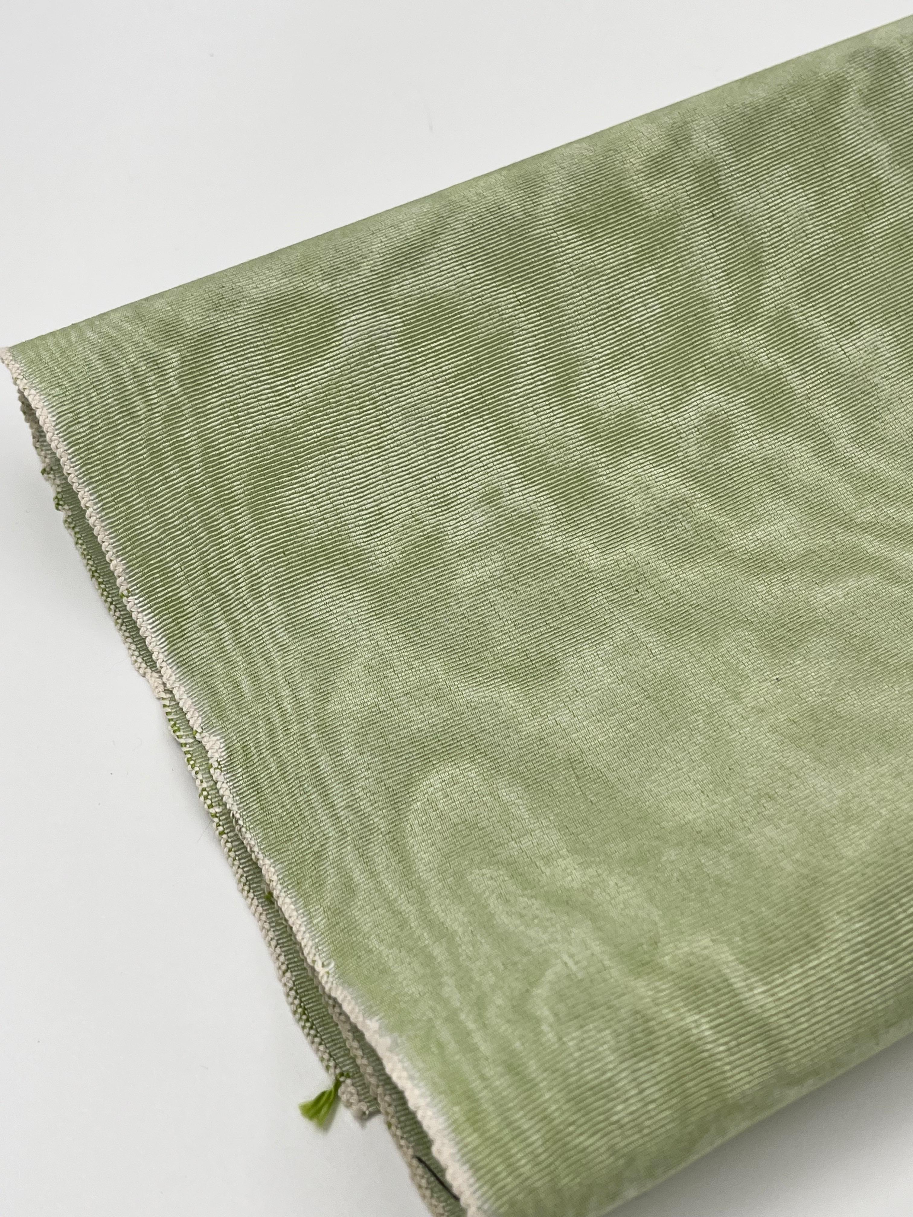 Rembourrage luxueux en soie vert pastel pour tête de lit ottoman, tissus d'intérieur pour textiles de maison : housses d'oreiller, motifs inspirés du kimono, motifs en filigrane.