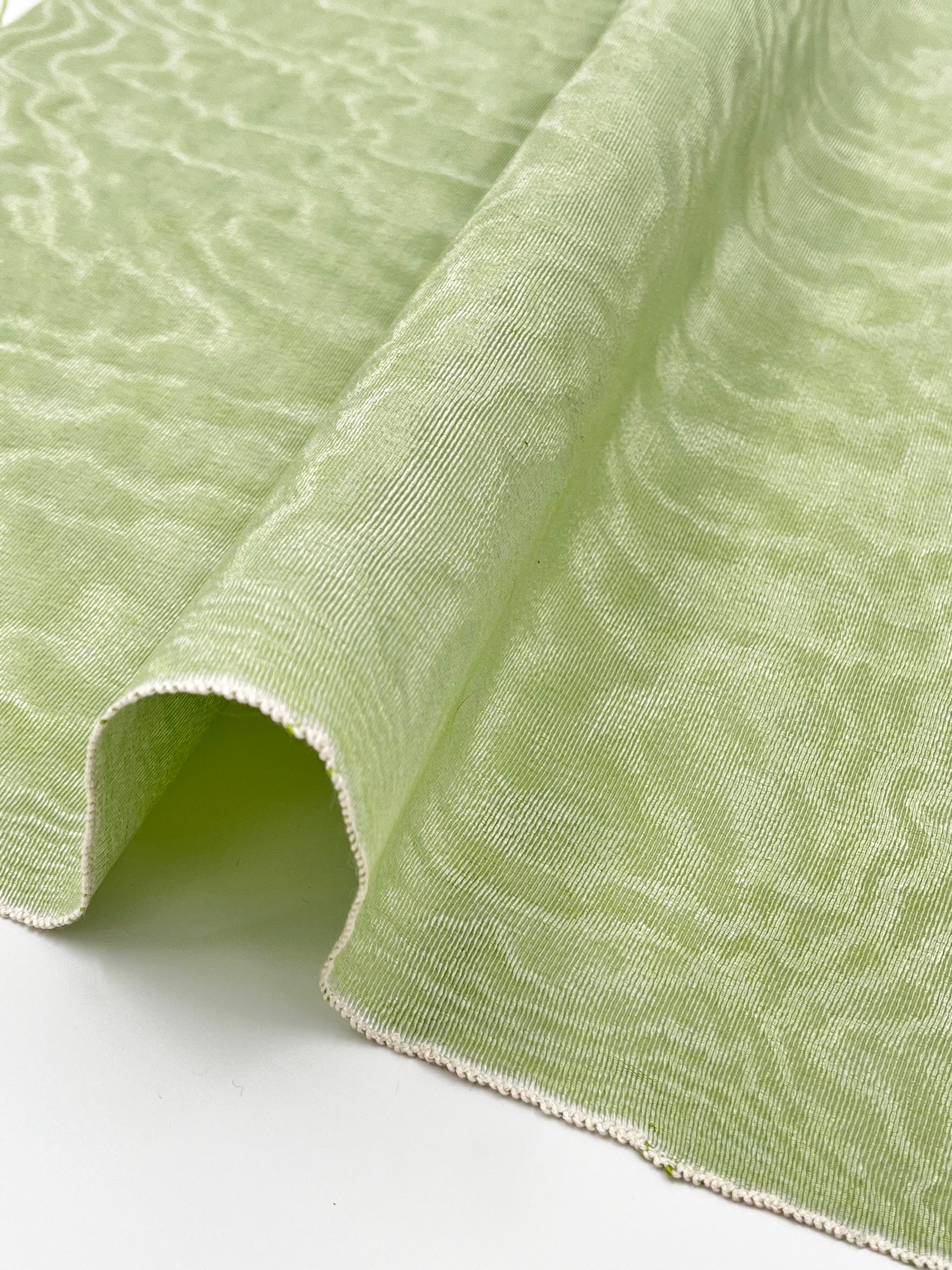 Rembourrage luxueux en soie vert pastel pour tête de lit ottoman, tissus d'intérieur pour textiles de maison : housses d'oreiller, motifs inspirés du kimono, motifs en filigrane.