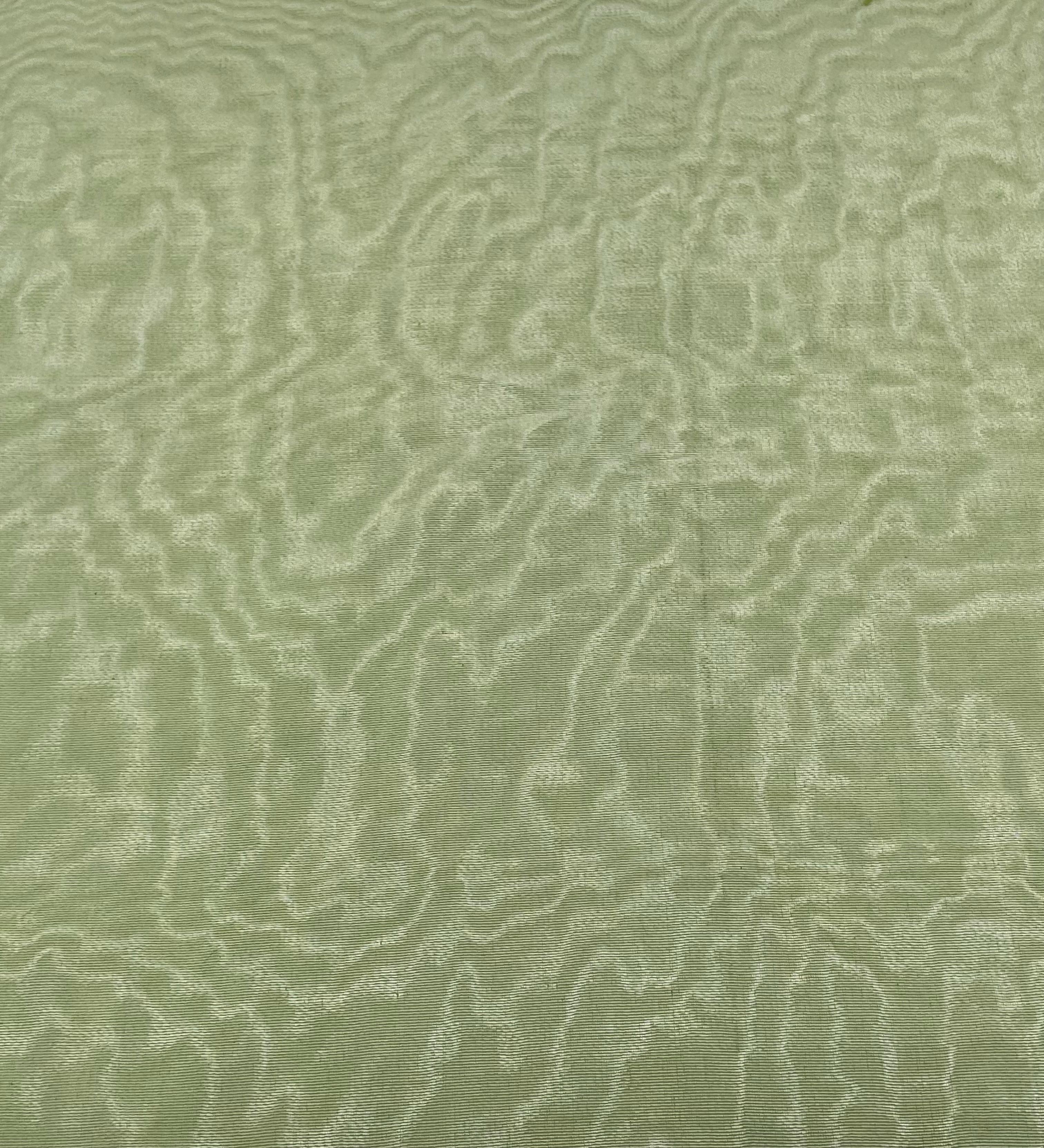 Rembourrage luxueux en soie vert pastel pour tête de lit ottoman, tissus d'intérieur pour textiles de maison : housses d'oreiller, motifs inspirés du kimono, motifs en filigrane.