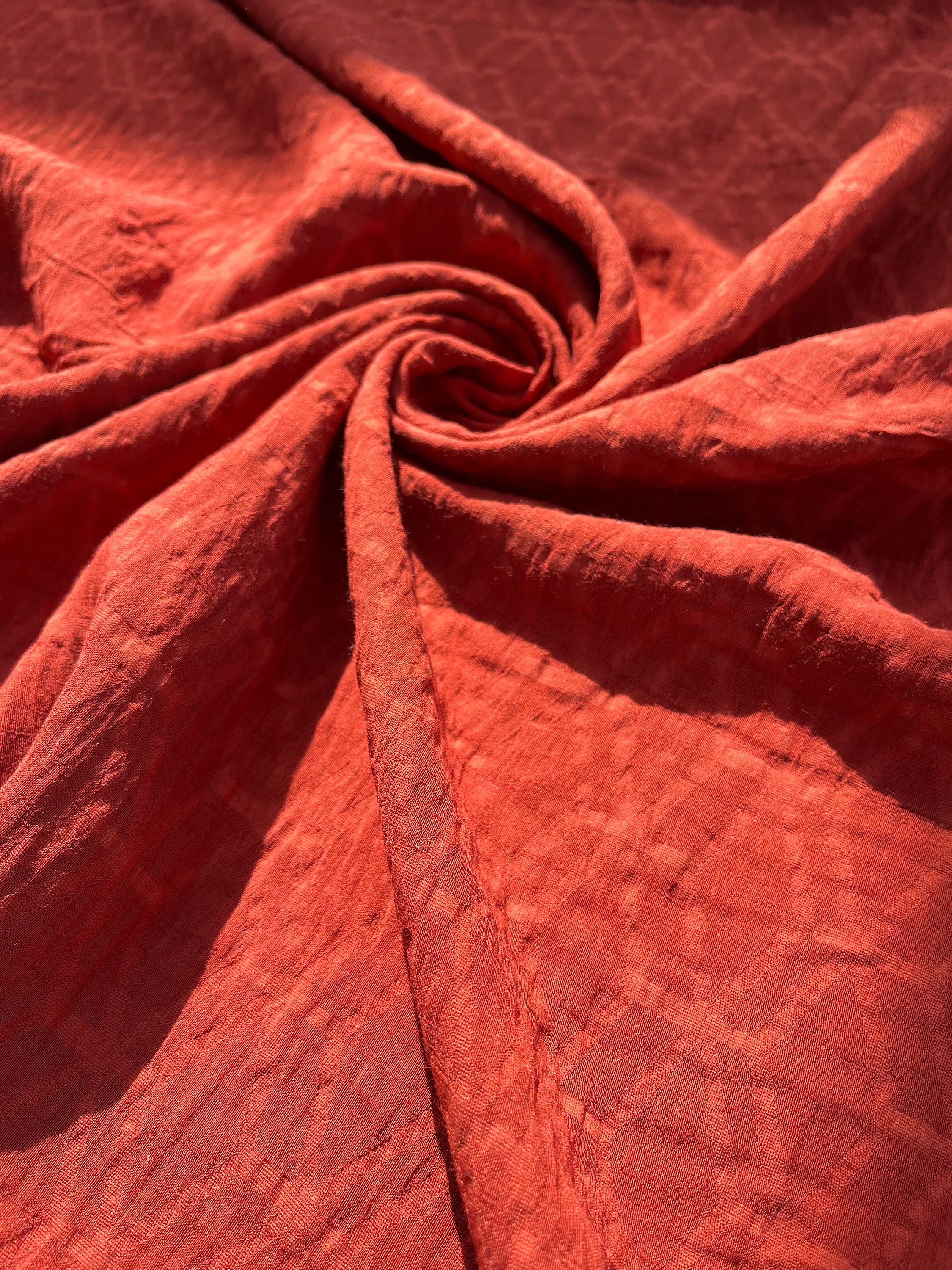 Tissu d’été en coton rouge brique pour la couture, tissu japonais avec motif géométrique, tissu biologique naturel fait à la main au mètre.