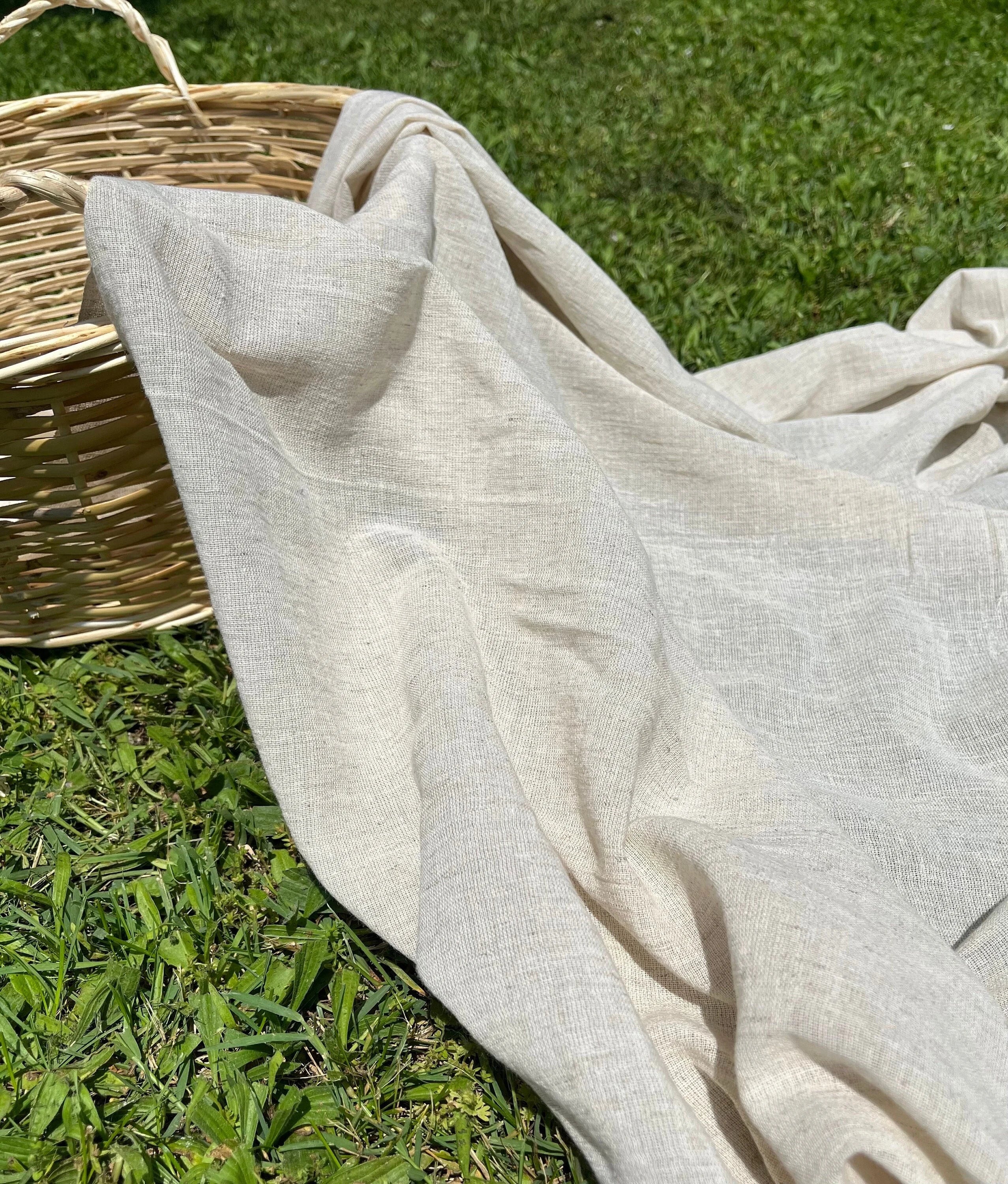 Tissu naturel non blanchi en gaze de lin, tissu en mélange de coton biologique texturé à tissage ouvert au mètre.