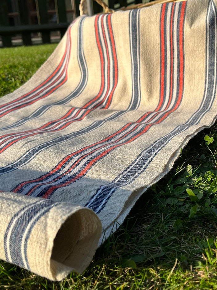 Lin rustique à tic-tac étroit avec rayures rouges bleu indigo, décor de ferme en lin vintage, tissu antique des années 60.