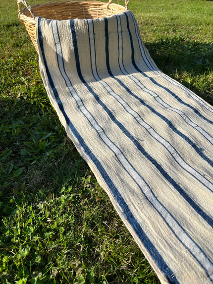 Lin rustique à coutil étroit avec rayures blanches bleu indigo, décor de ferme en lin vintage, tissu antique des années 60.