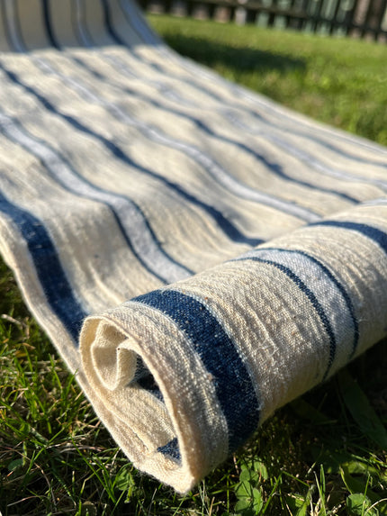 Lin rustique à coutil étroit avec rayures blanches bleu indigo, décor de ferme en lin vintage, tissu antique des années 60.