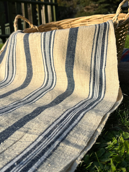 Lin rustique à coutil étroit avec rayures blanches bleu indigo, décor de ferme en lin vintage, tissu antique des années 60.