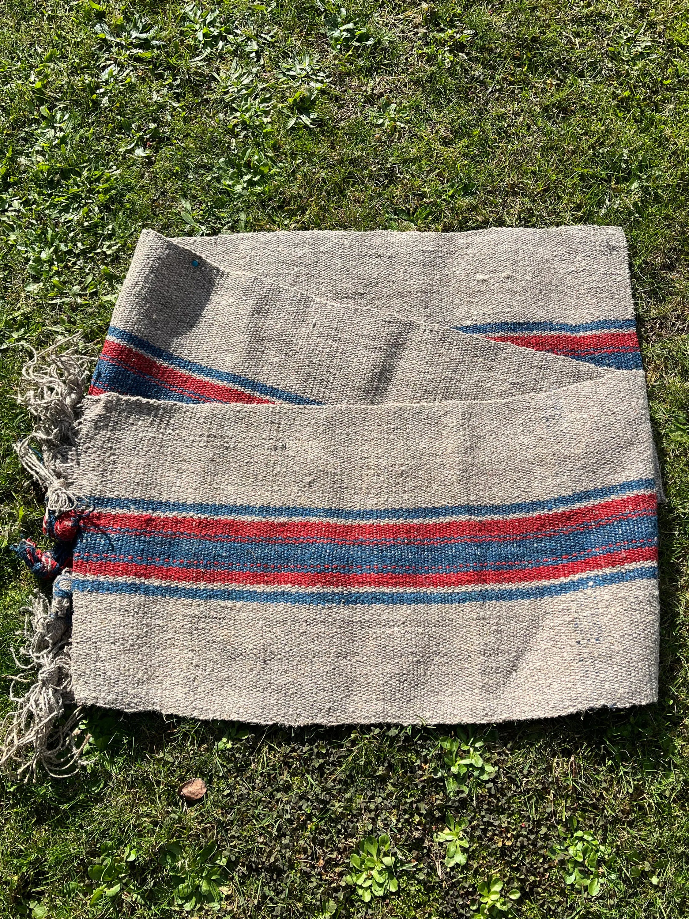 Lin rustique à coutil étroit avec rayures blanches bleu indigo, décor de ferme en lin vintage, tissu antique des années 60.