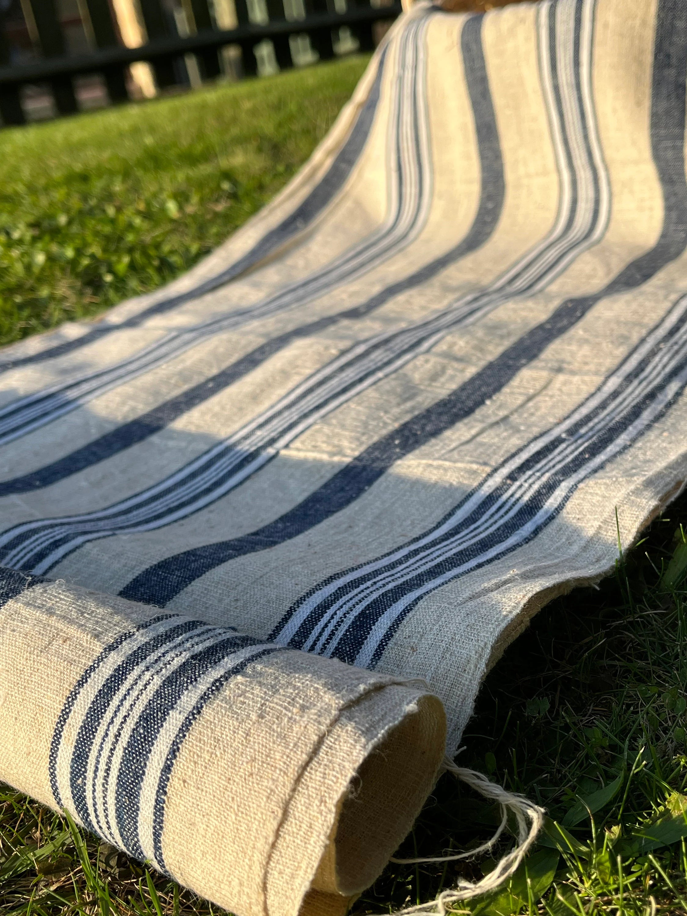 Lin rustique à coutil étroit avec rayures blanches bleu indigo, décor de ferme en lin vintage, tissu antique des années 60.