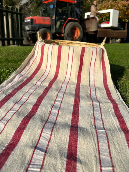 Lin rustique à coutil étroit avec rayures blanches bleu indigo, décor de ferme en lin vintage, tissu antique des années 60.