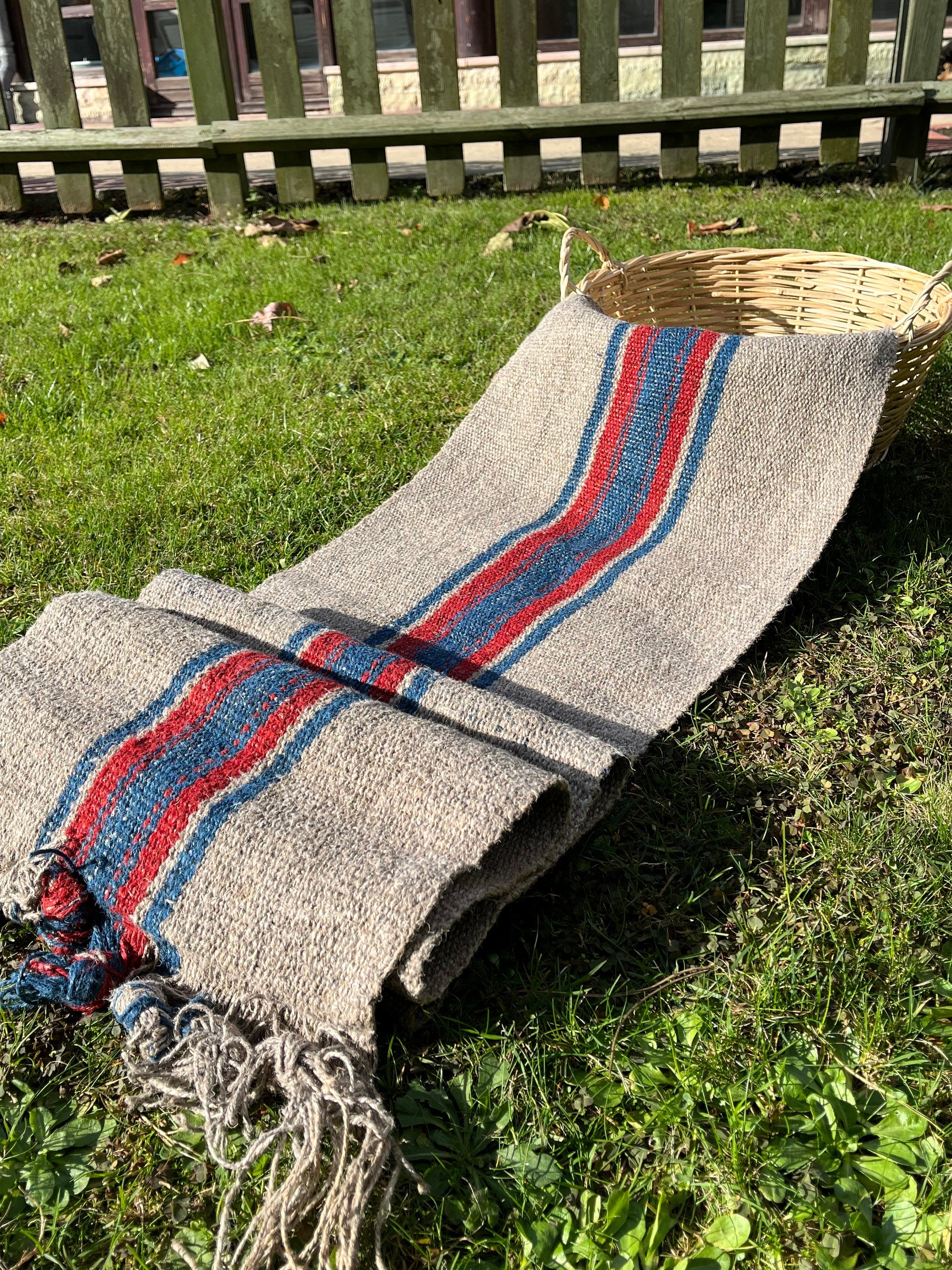 Lin rustique à coutil étroit avec rayures blanches bleu indigo, décor de ferme en lin vintage, tissu antique des années 60.