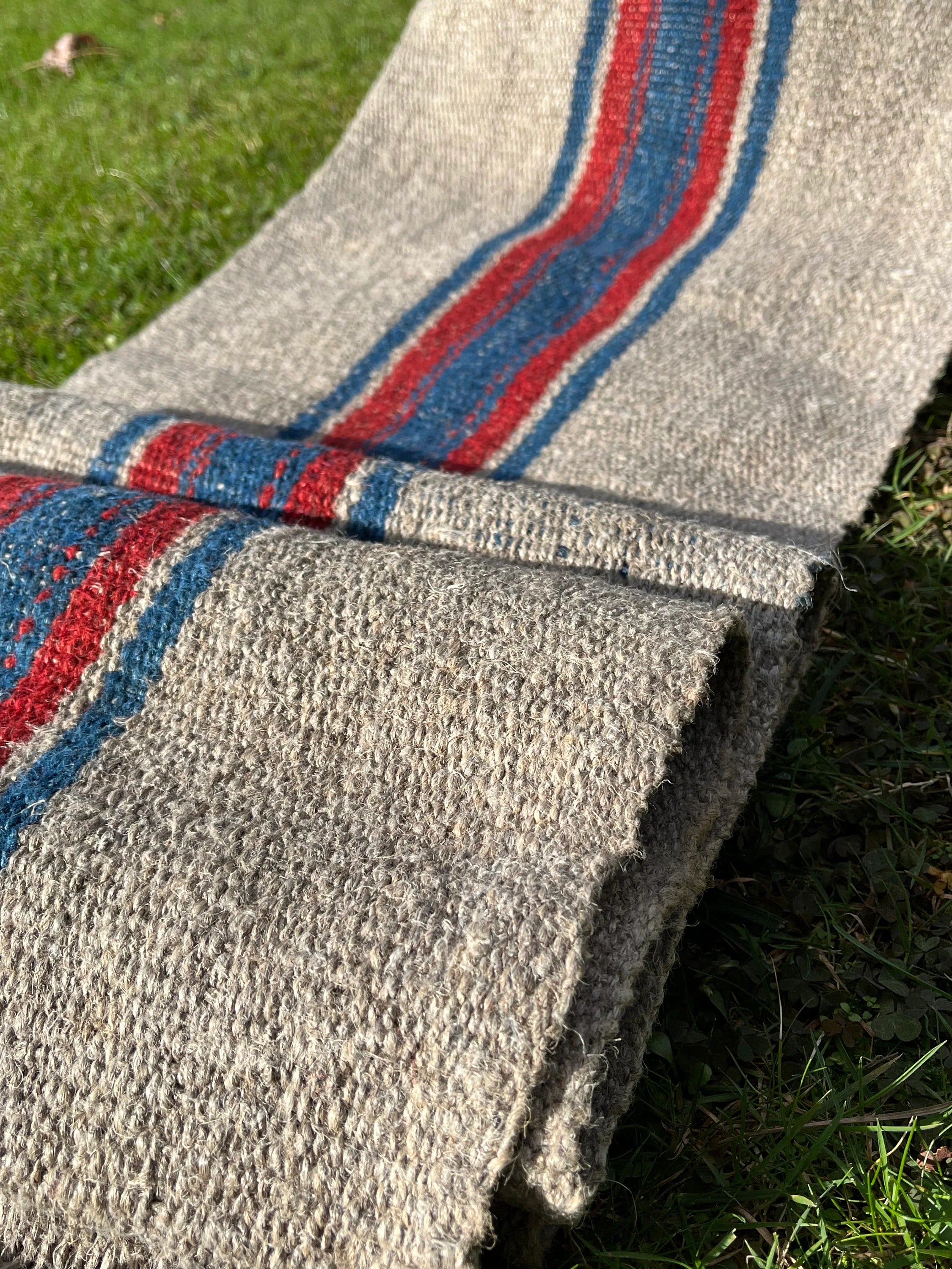 Lin rustique à coutil étroit avec rayures blanches bleu indigo, décor de ferme en lin vintage, tissu antique des années 60.