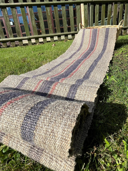 Lin rustique à coutil étroit avec rayures blanches bleu indigo, décor de ferme en lin vintage, tissu antique des années 60.