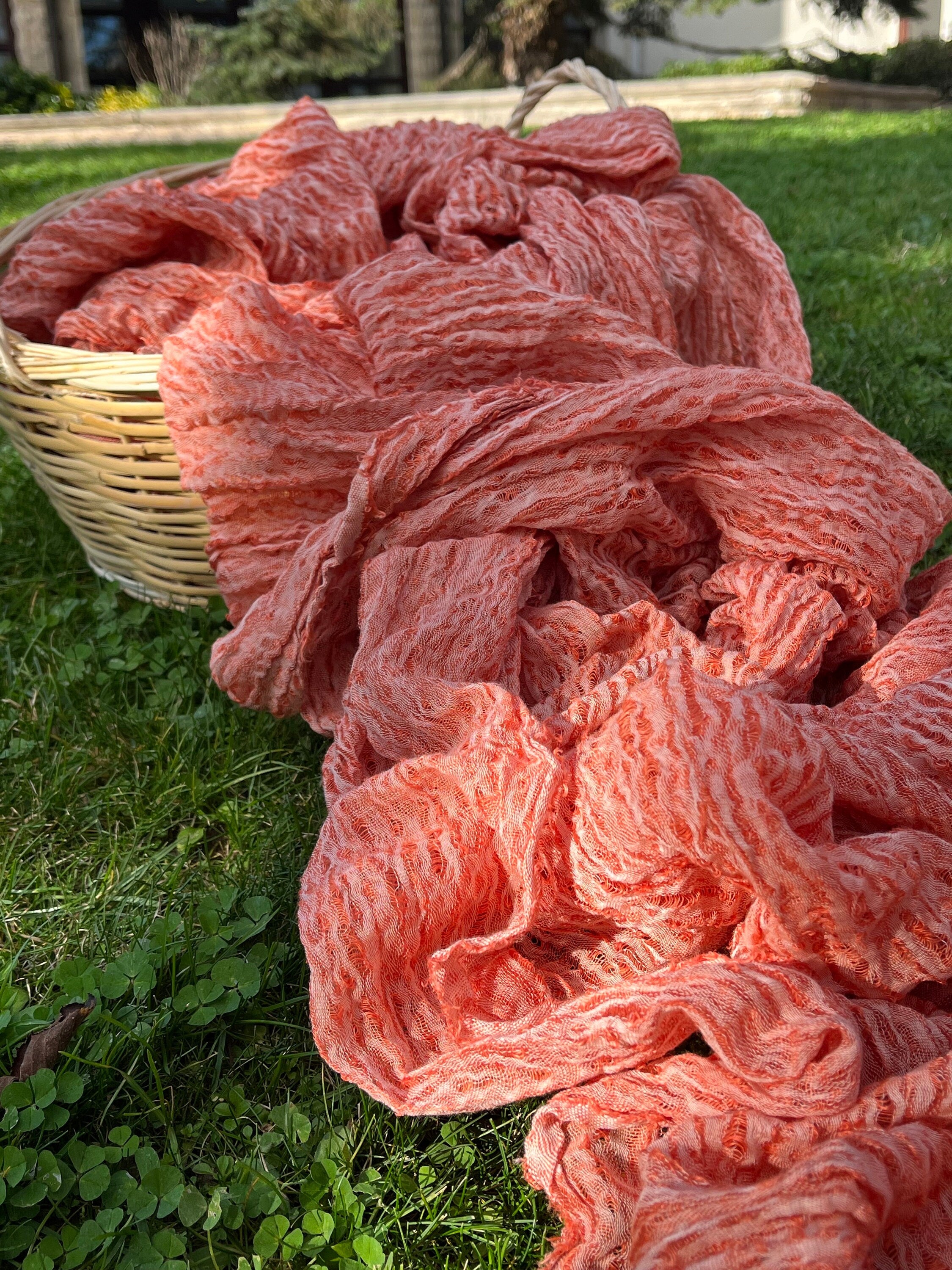 Tissu en lin orange pastel par cour, tissu en coton biologique, tissus naturels semi-transparents texturés à la main.