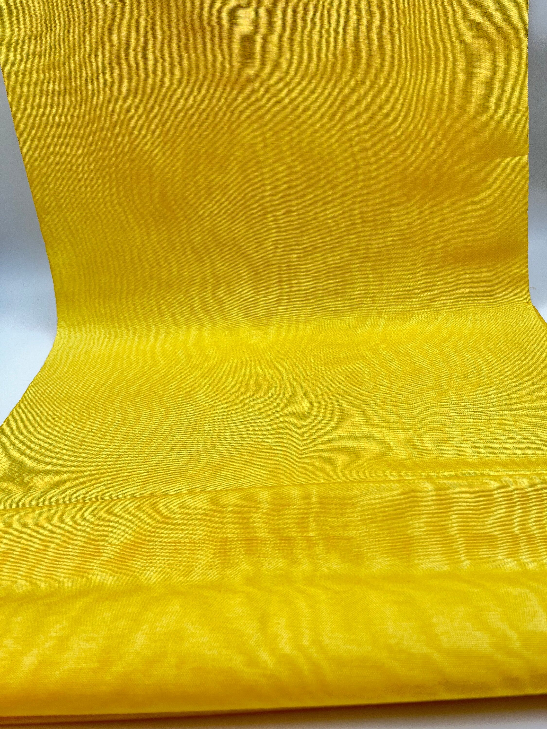 Rembourrage luxueux en soie jaune pour tête de lit ottoman, tissus d'intérieur pour textiles de maison : housses d'oreiller, motifs inspirés du kimono, motifs en filigrane.