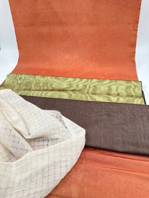 Rembourrage luxueux en soie orange citrouille pour tête de lit ottoman, tissus d'intérieur pour textiles de maison : housses d'oreiller, motifs inspirés du kimono, motifs en filigrane.